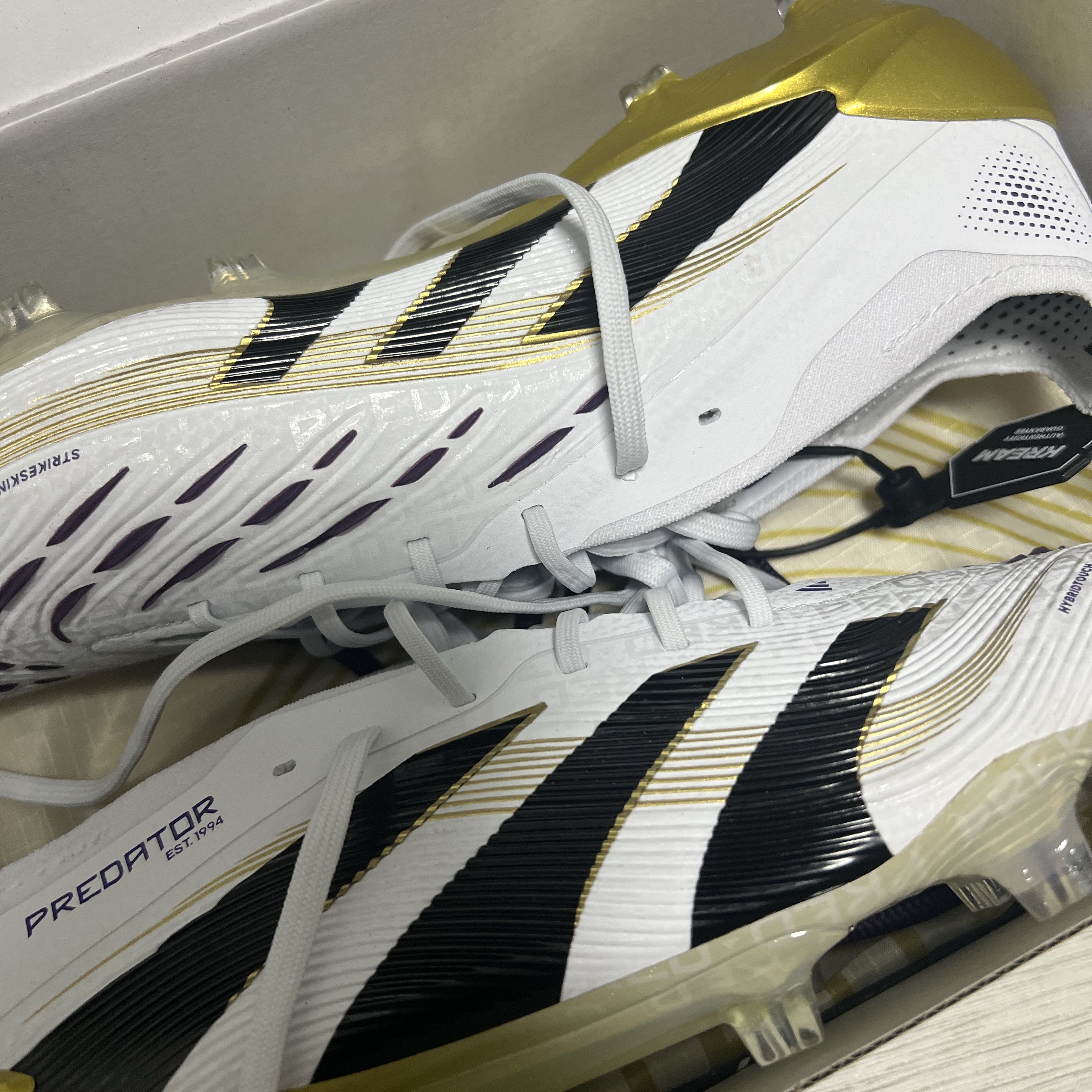 Adidas Predator Elite FG Cloud White Gold Metallic 착용 스타일 - 1