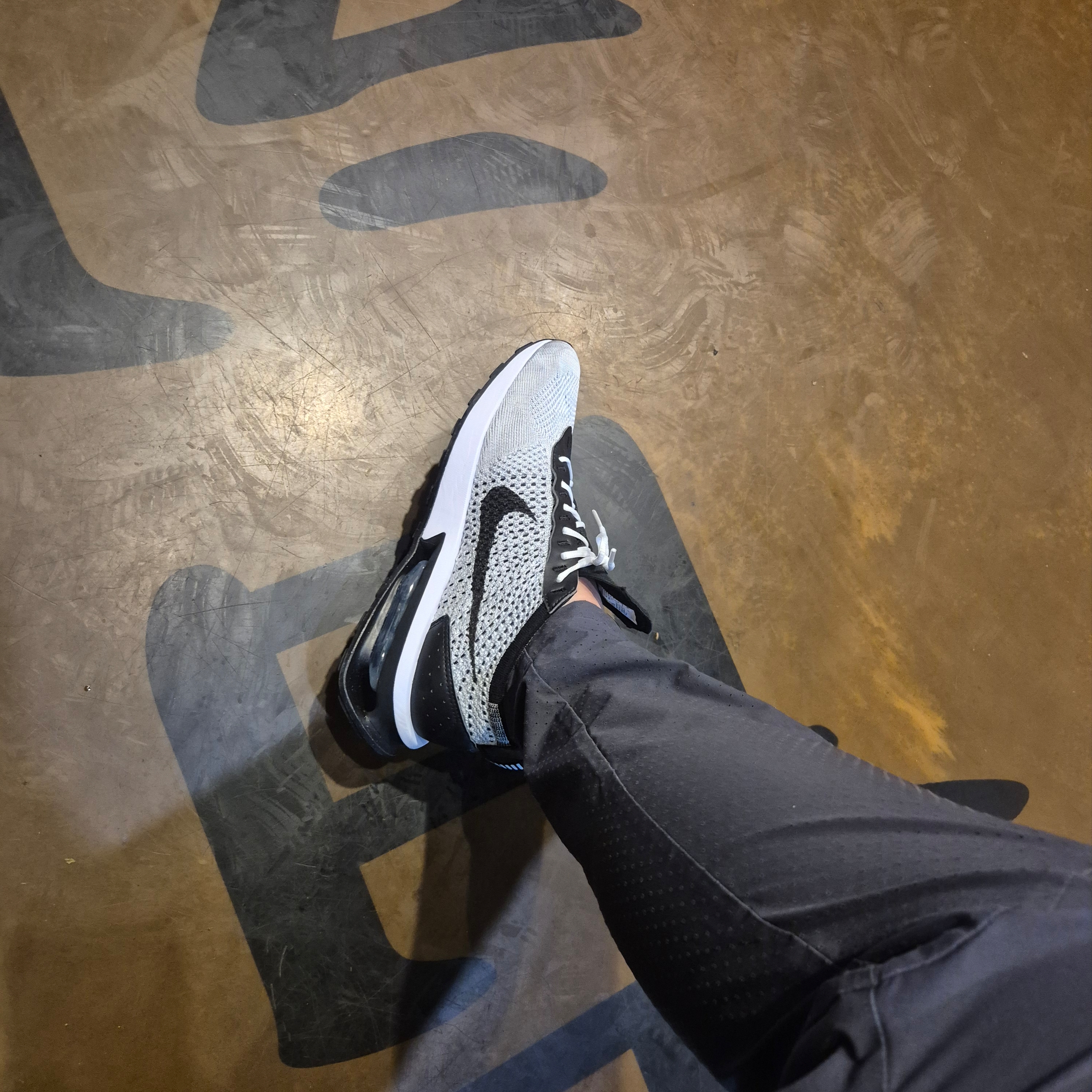 Nike Air Max Flyknit Racer Pure Platinum Black 착용 스타일