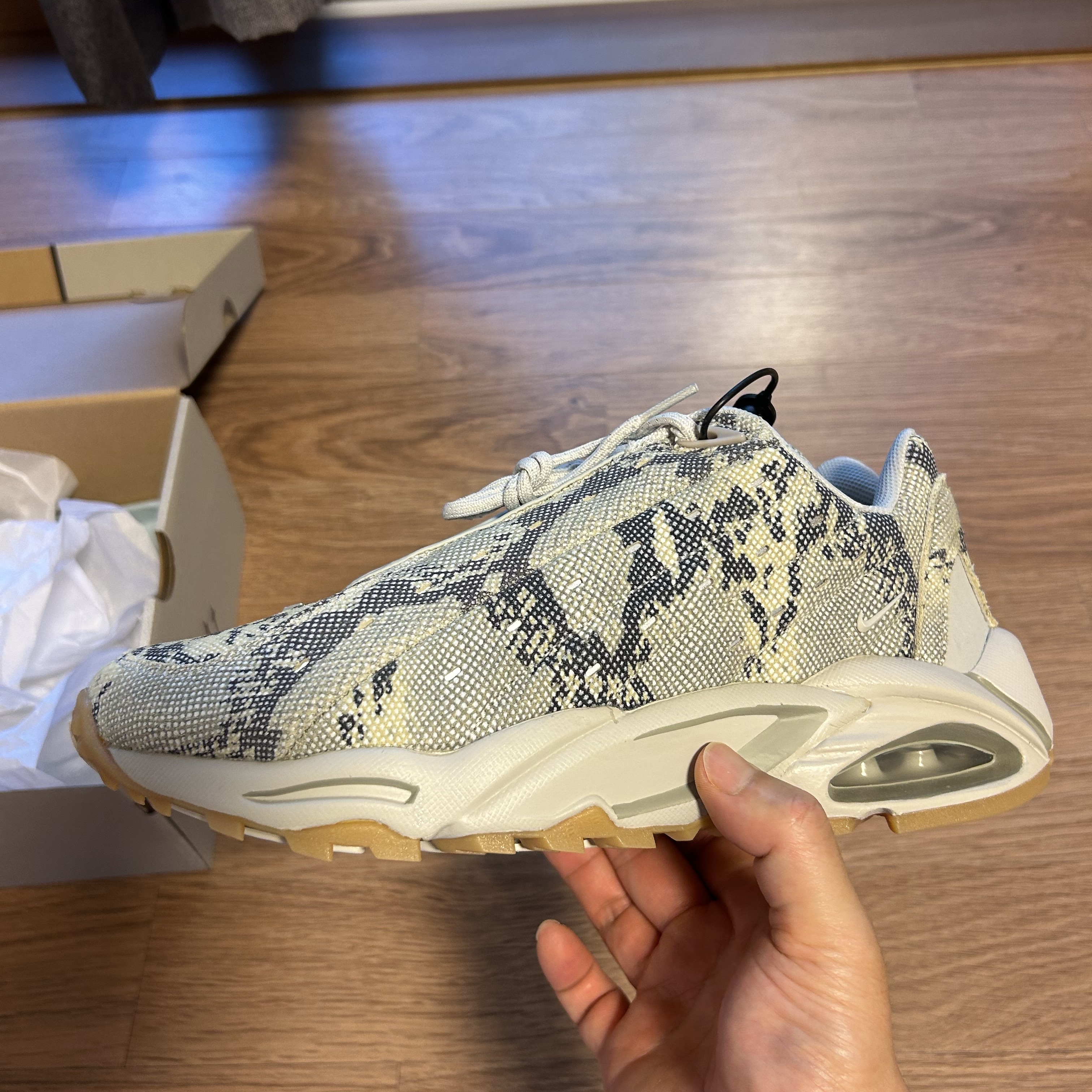 Nike x Drake Nocta Hot Step Air Terra Light Bone 착용 스타일 - 4