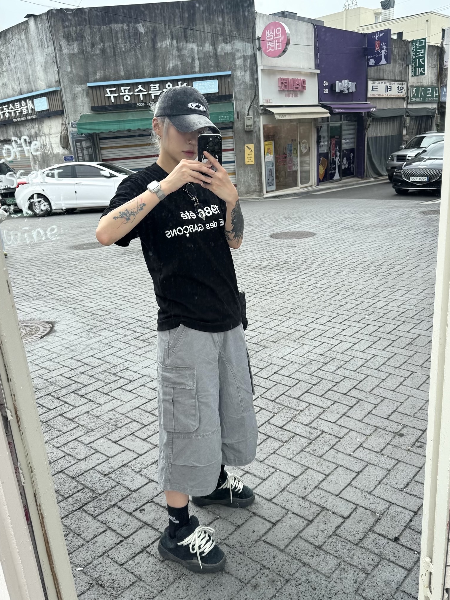 Gentle Monster x Maison Margiela MM217 Silver Clear, ERL Vamp Skate Shoe Pirate Black 착용 스타일 - 4