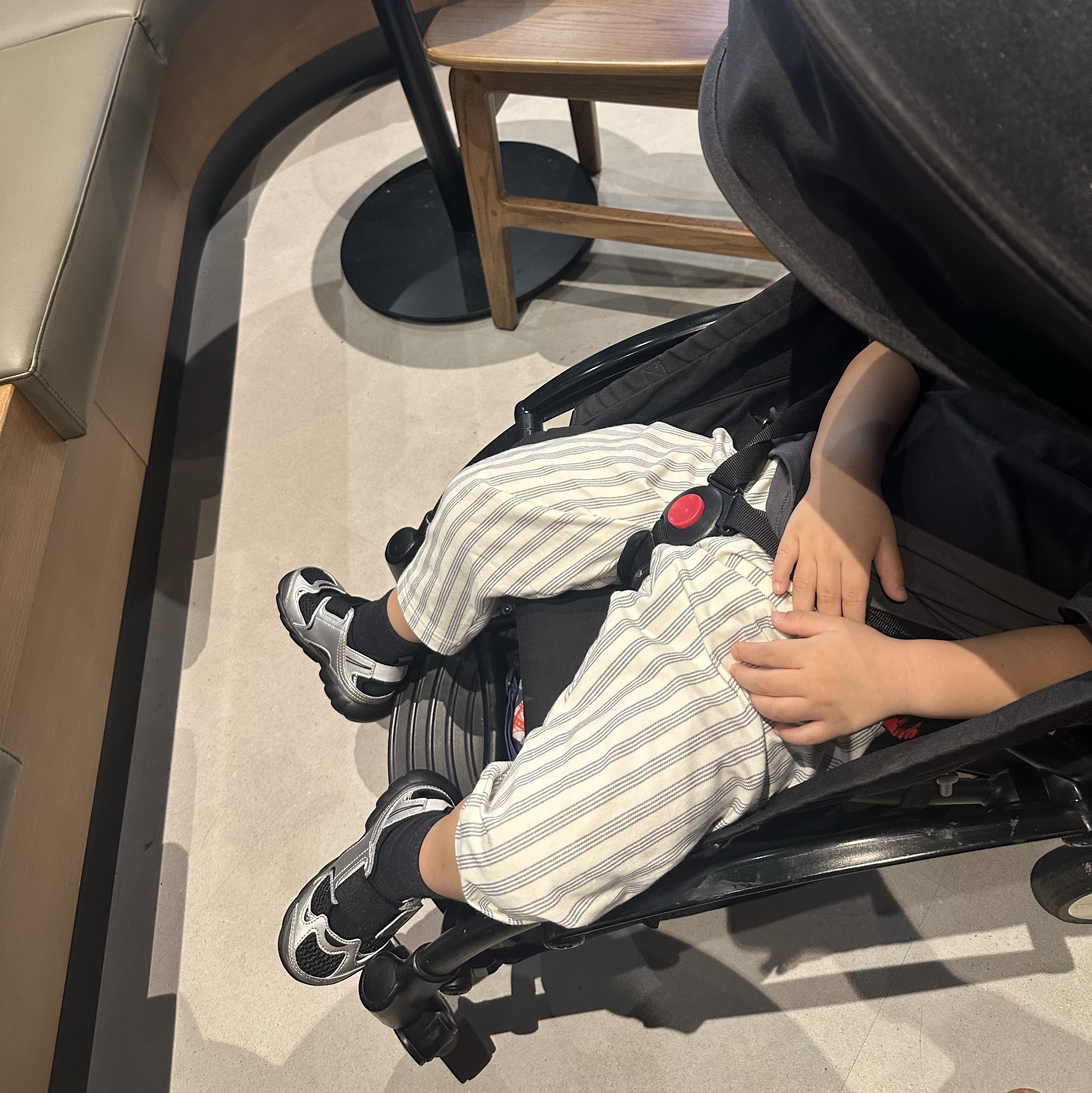 (Kids) New Balance Freedle 920 Sandal Gray 착용 스타일 - 3