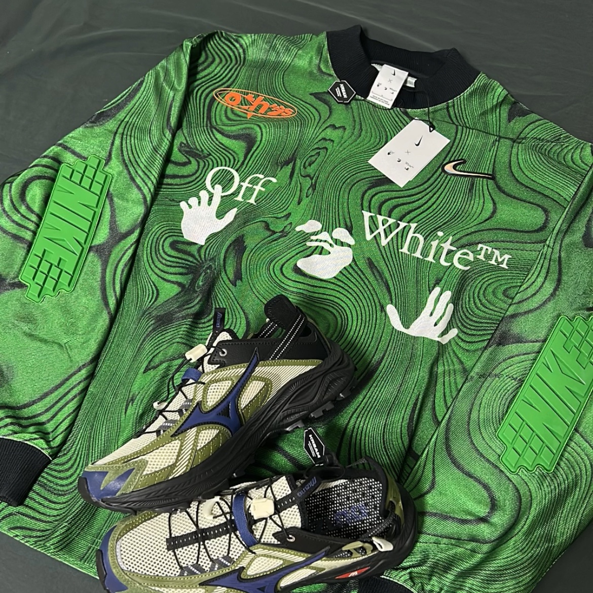 Mizuno Racer Trail SE Khaki, Nike x Off-White Allover Print Jersey Kelly Green - Asia 착용 스타일 - 1