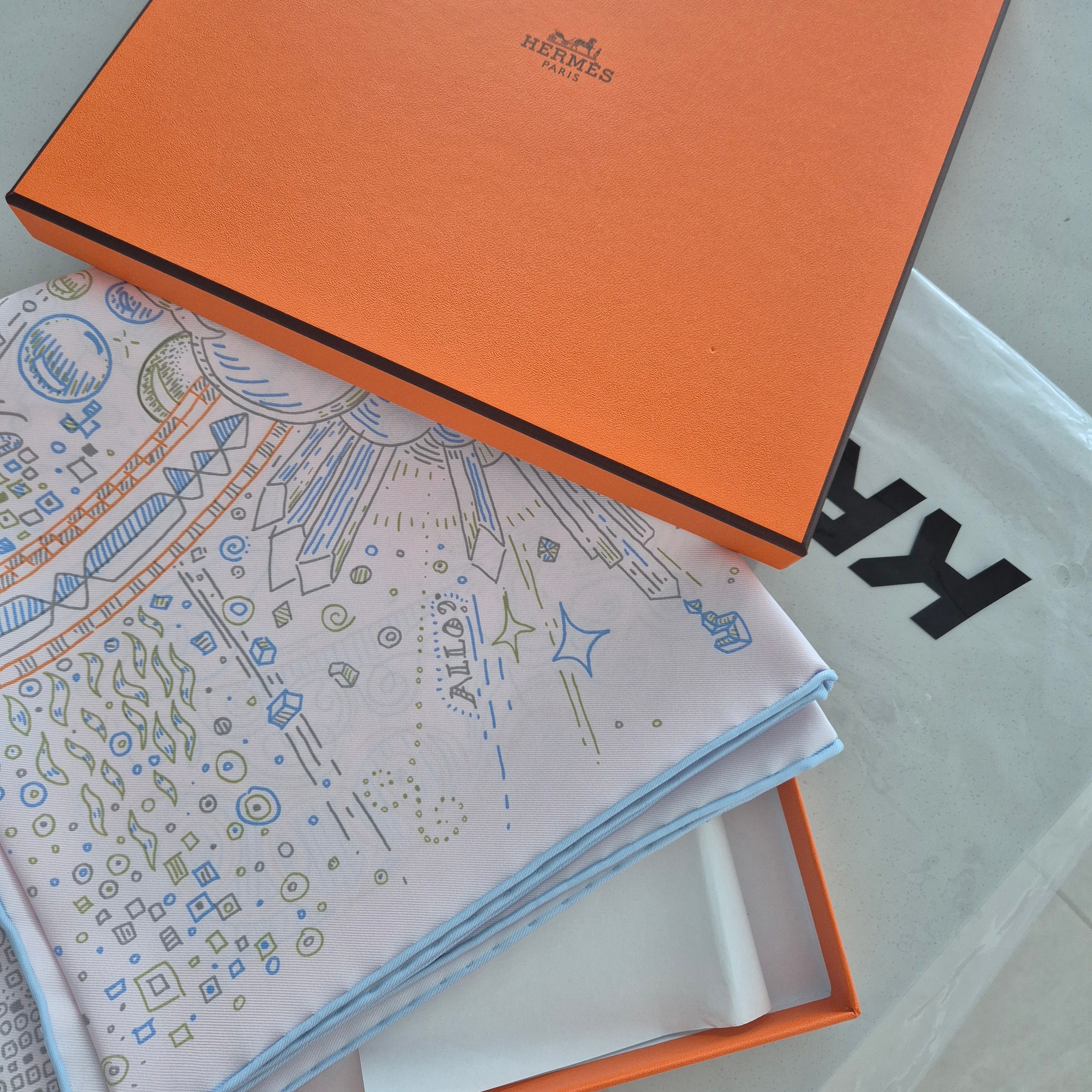 (W) Hermes Please Hold The Line Scarf 90 Rose Pale Bleu Ciel Orange 착용 스타일 - 1
