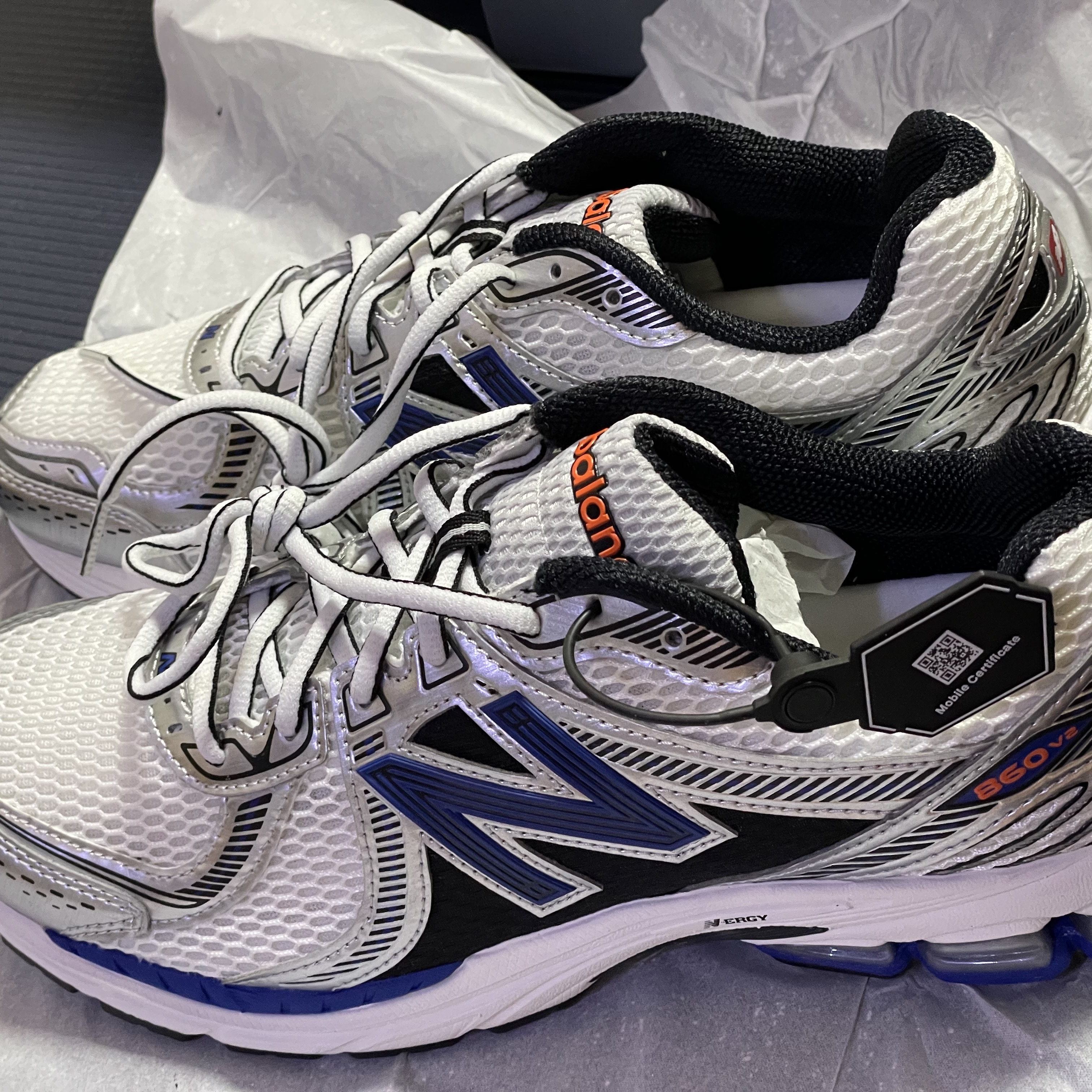 New Balance 860v2 Metallic Silver 착용 스타일 - 4