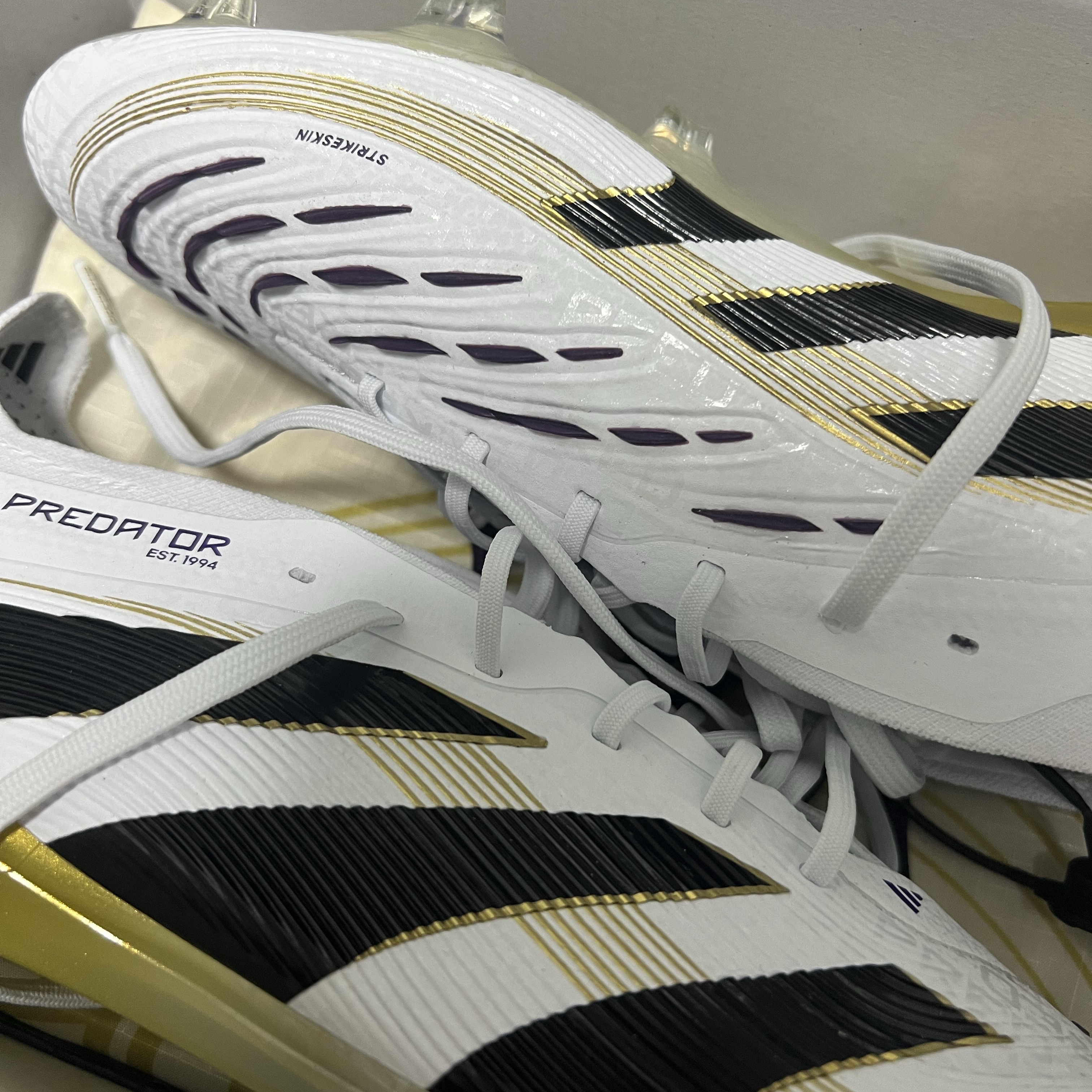 Adidas Predator Elite FG Cloud White Gold Metallic 착용 스타일 - 2