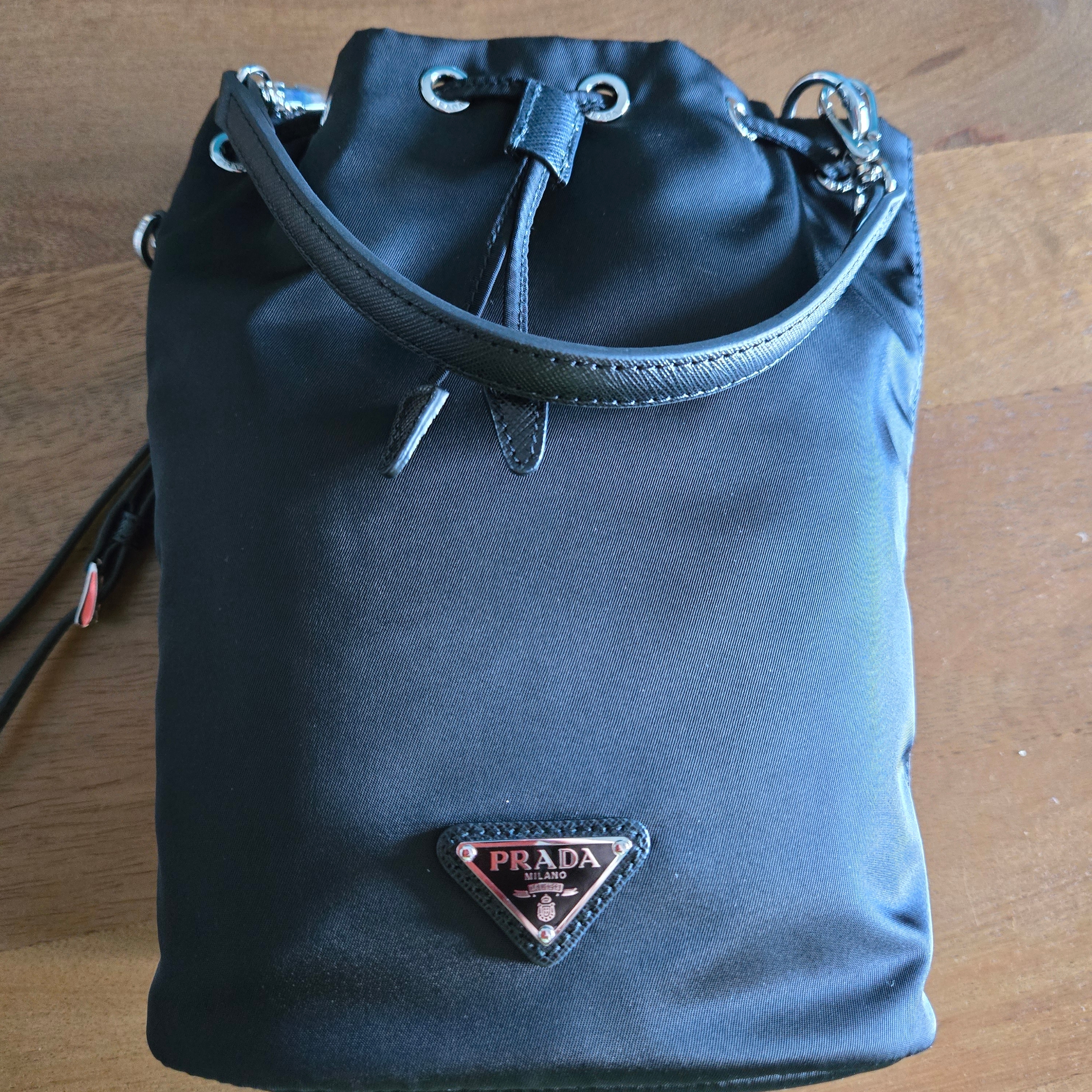 Prada Re-Nylon Drawstring Pouch Black 착용 스타일 - 2