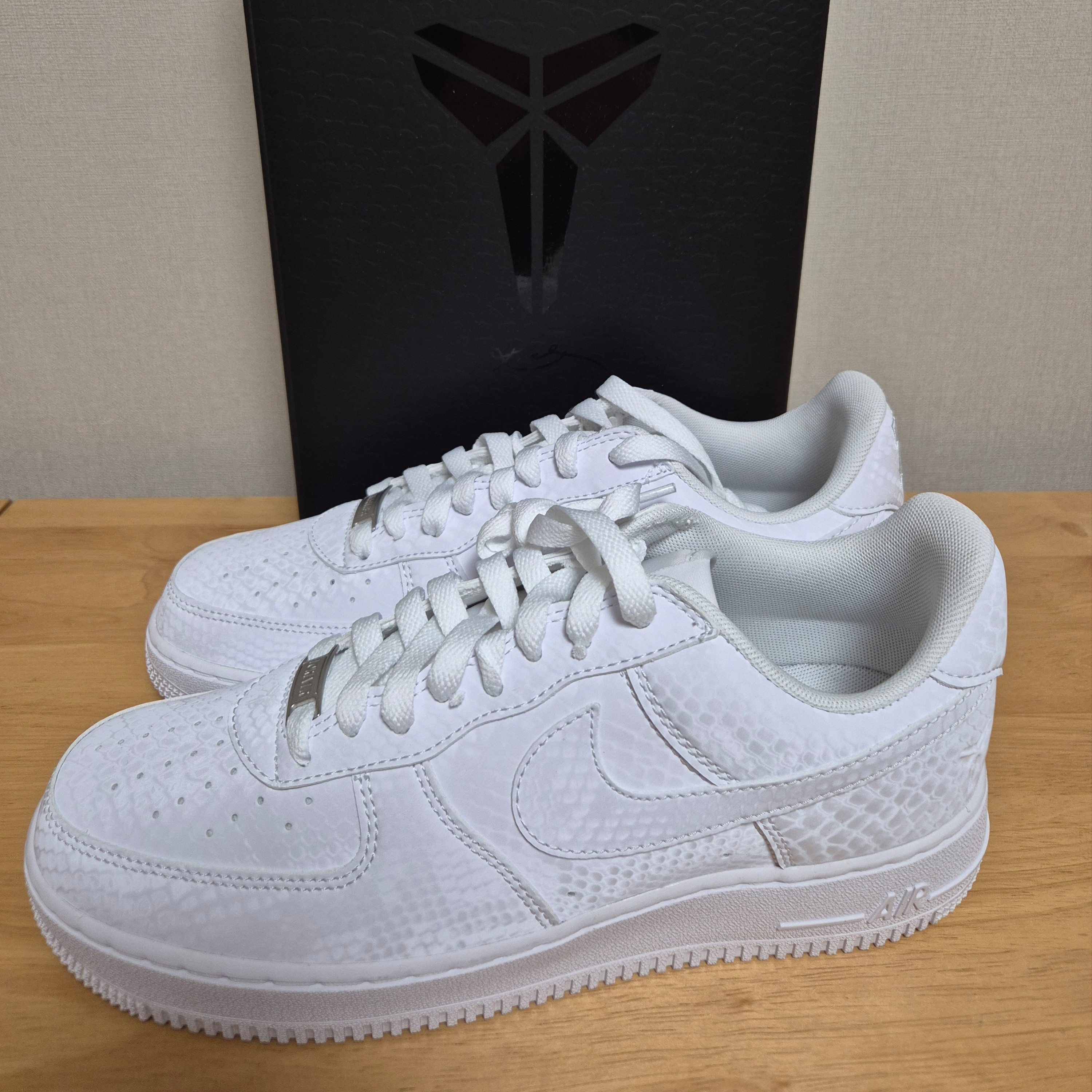 Nike x Kobe Bryant Air Force 1 Low Triple White 착용 스타일 - 2