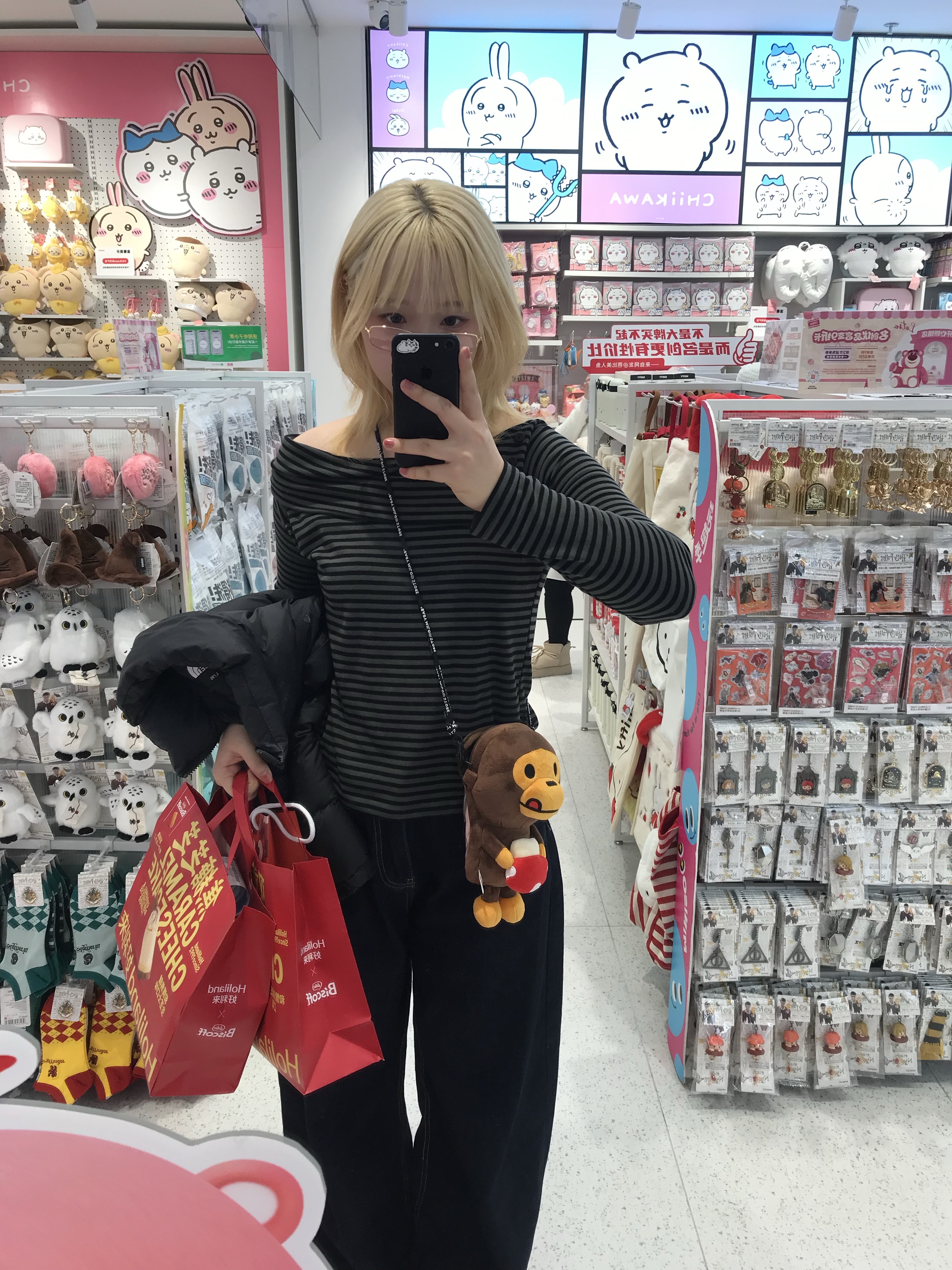 BAPE Baby Milo Plush Mobile Bag Brown 착용 스타일