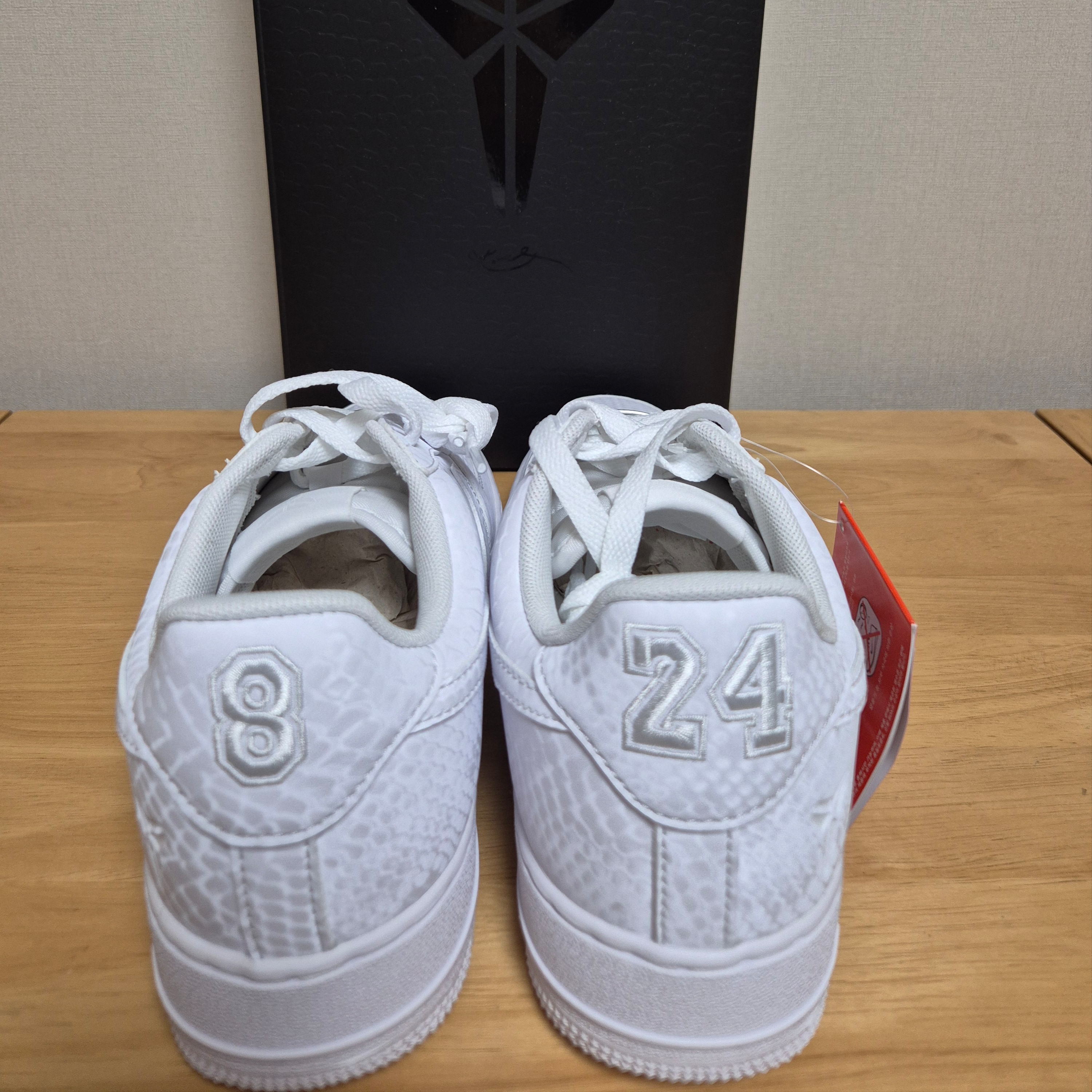 Nike x Kobe Bryant Air Force 1 Low Triple White 착용 스타일 - 3