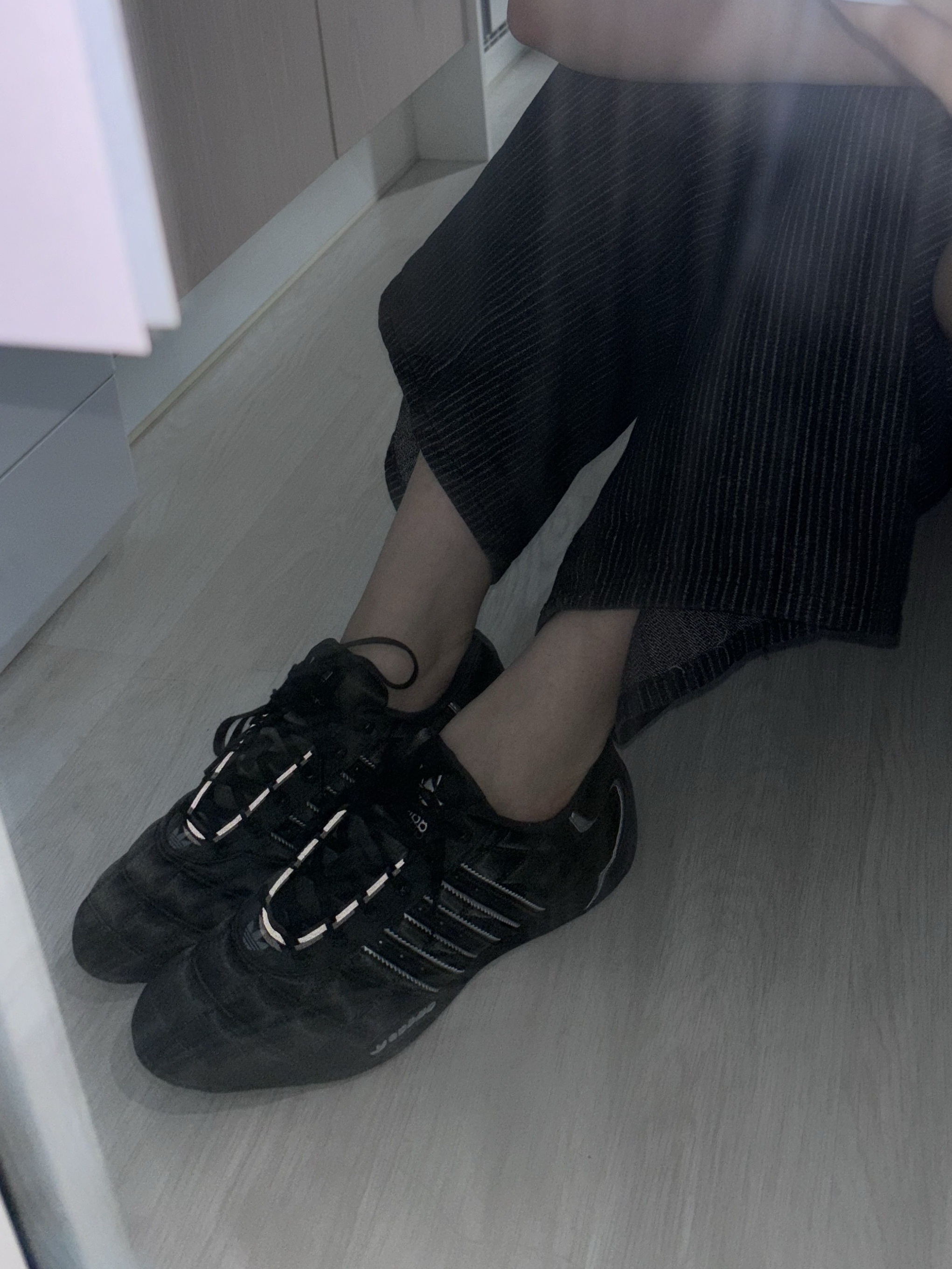 (W) Adidas Adiracer Lo Core Black Silver Metallic 착용 스타일 - 2