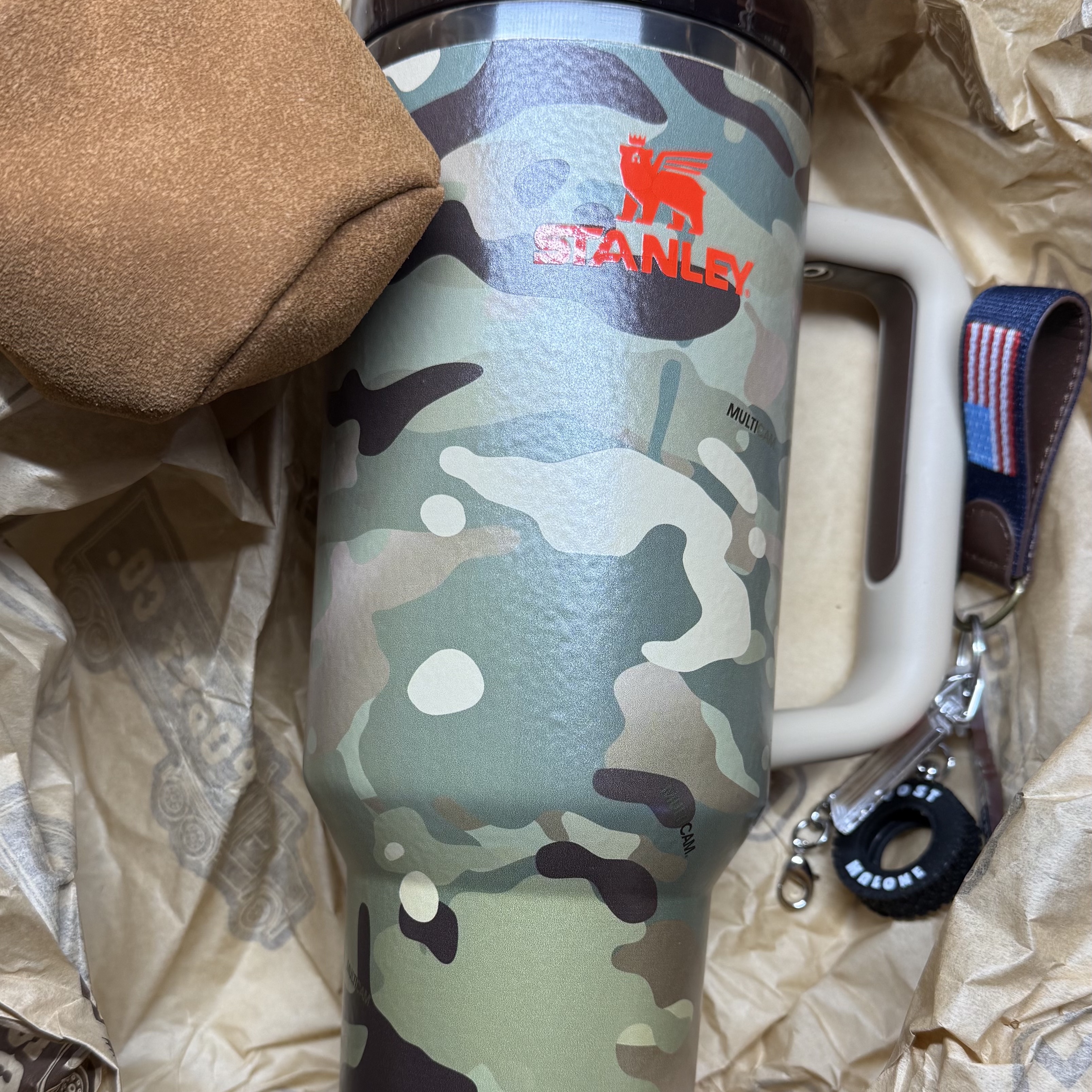 Stanley x The Post Malone Quencher H2.0 Flowstate Tumbler 1.18L Multicam 착용 스타일