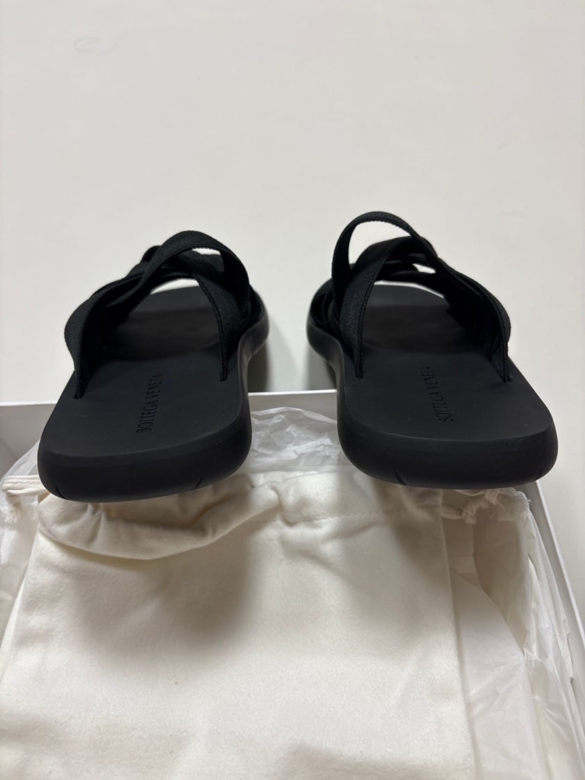 Bottega Veneta Plat Mule Black 착용 스타일 - 1