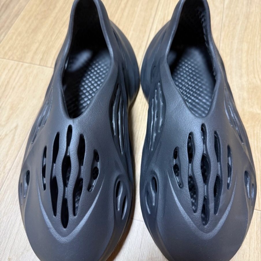 Adidas Yeezy Foam RNNR Onyx 착용 스타일 - 2