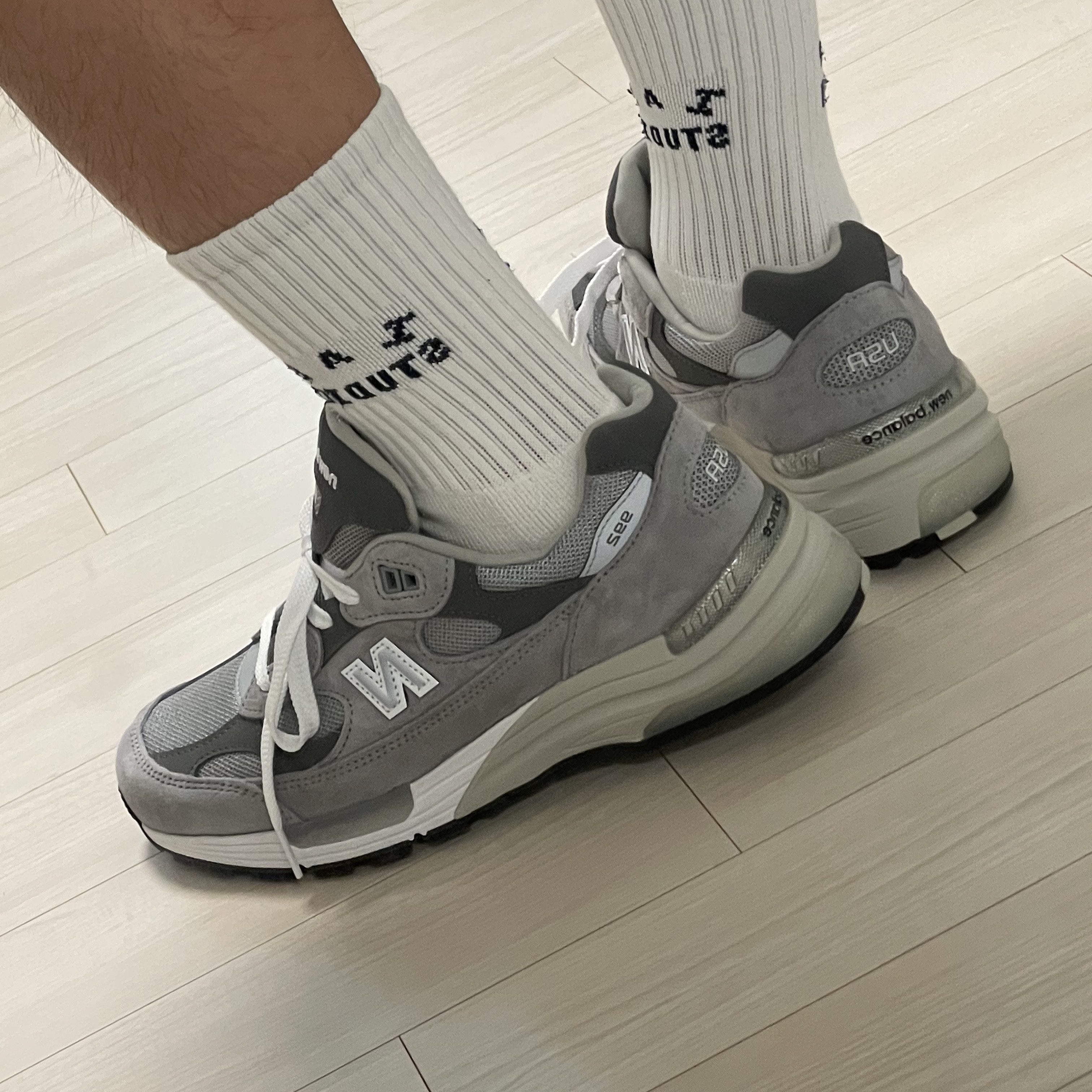 New Balance 992 Made in USA Core Grey Silver Metallic 착용 스타일 - 2