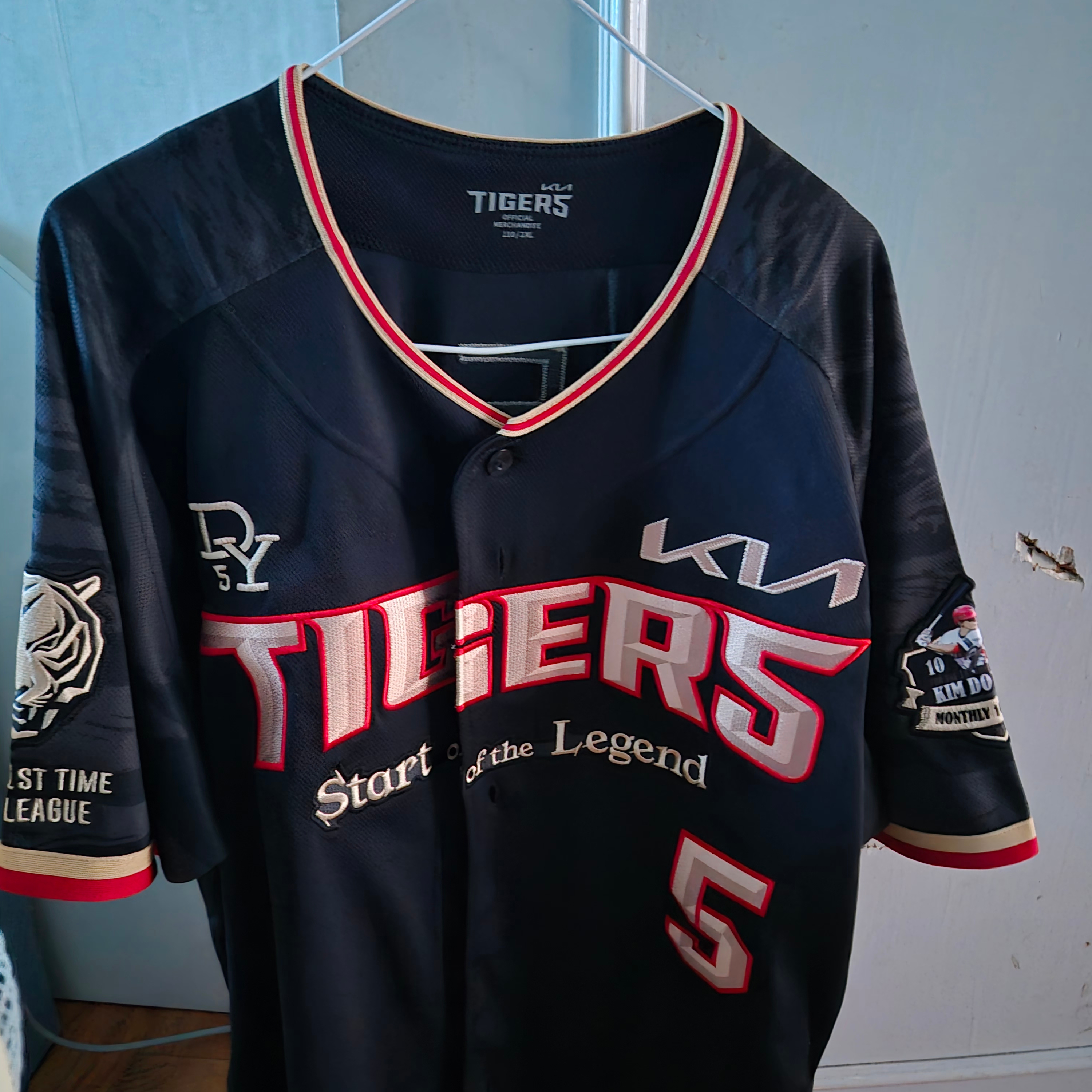 Kia Tigers KBO Kim Do Young The First Monthly 10HR-10SB Anniversary Uniform Black 착용 스타일 - 1