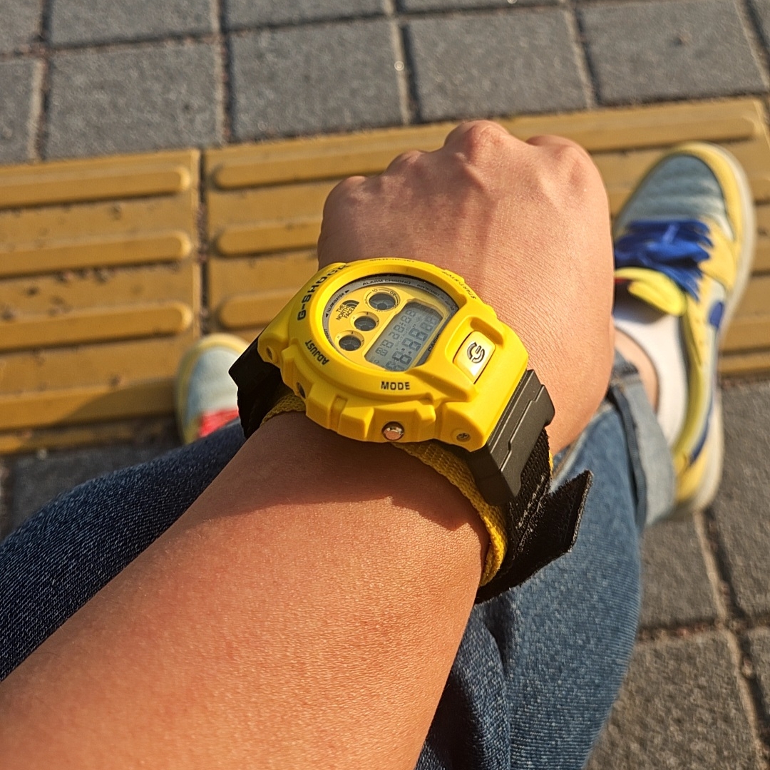 Casio G-Shock x Supreme x The North Face DW-6900 Yellow, (W) Jordan 1 x Travis Scott Retro Low OG SP Canary 착용 스타일