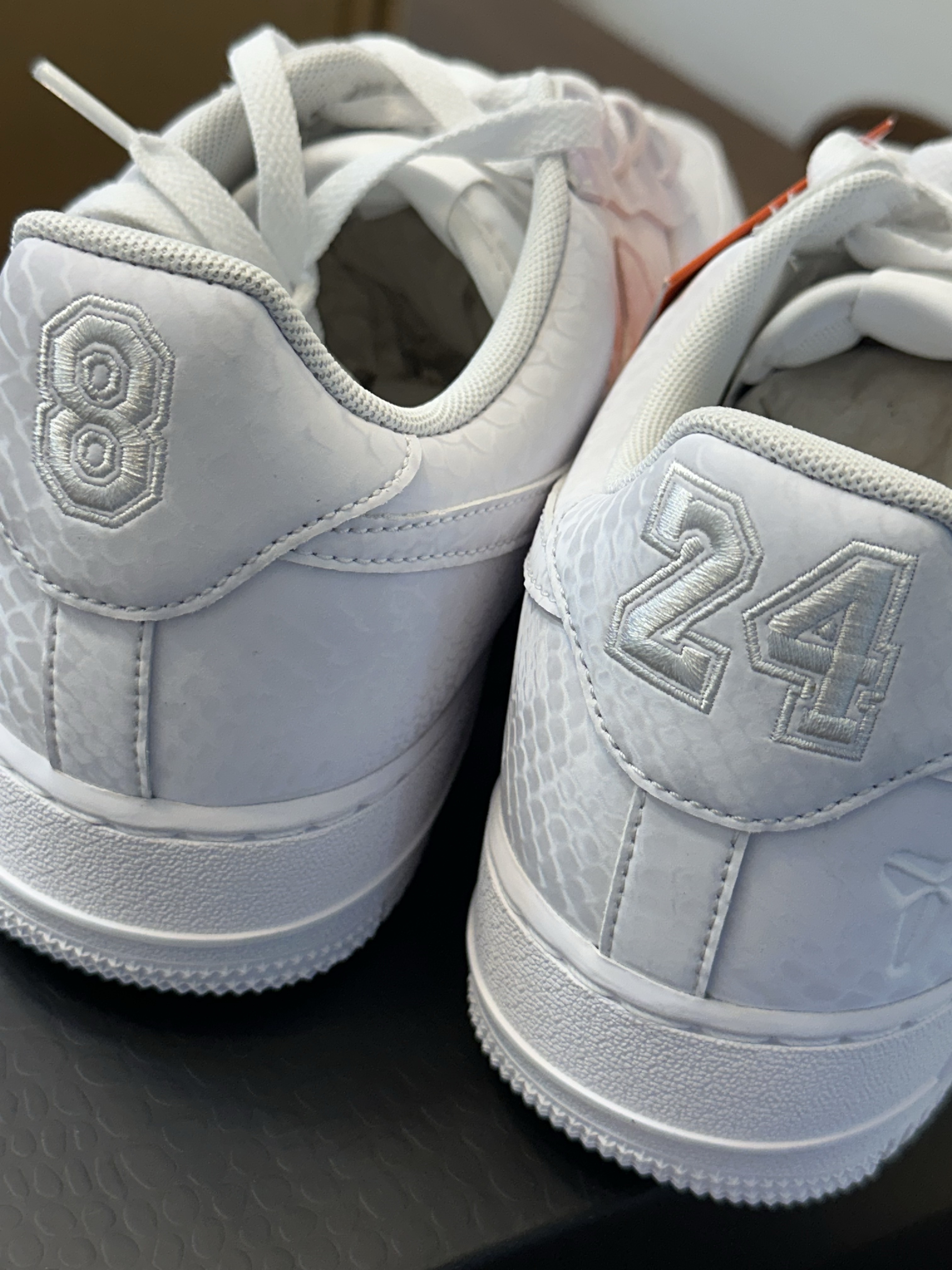 Nike x Kobe Bryant Air Force 1 Low Triple White 착용 스타일 - 2
