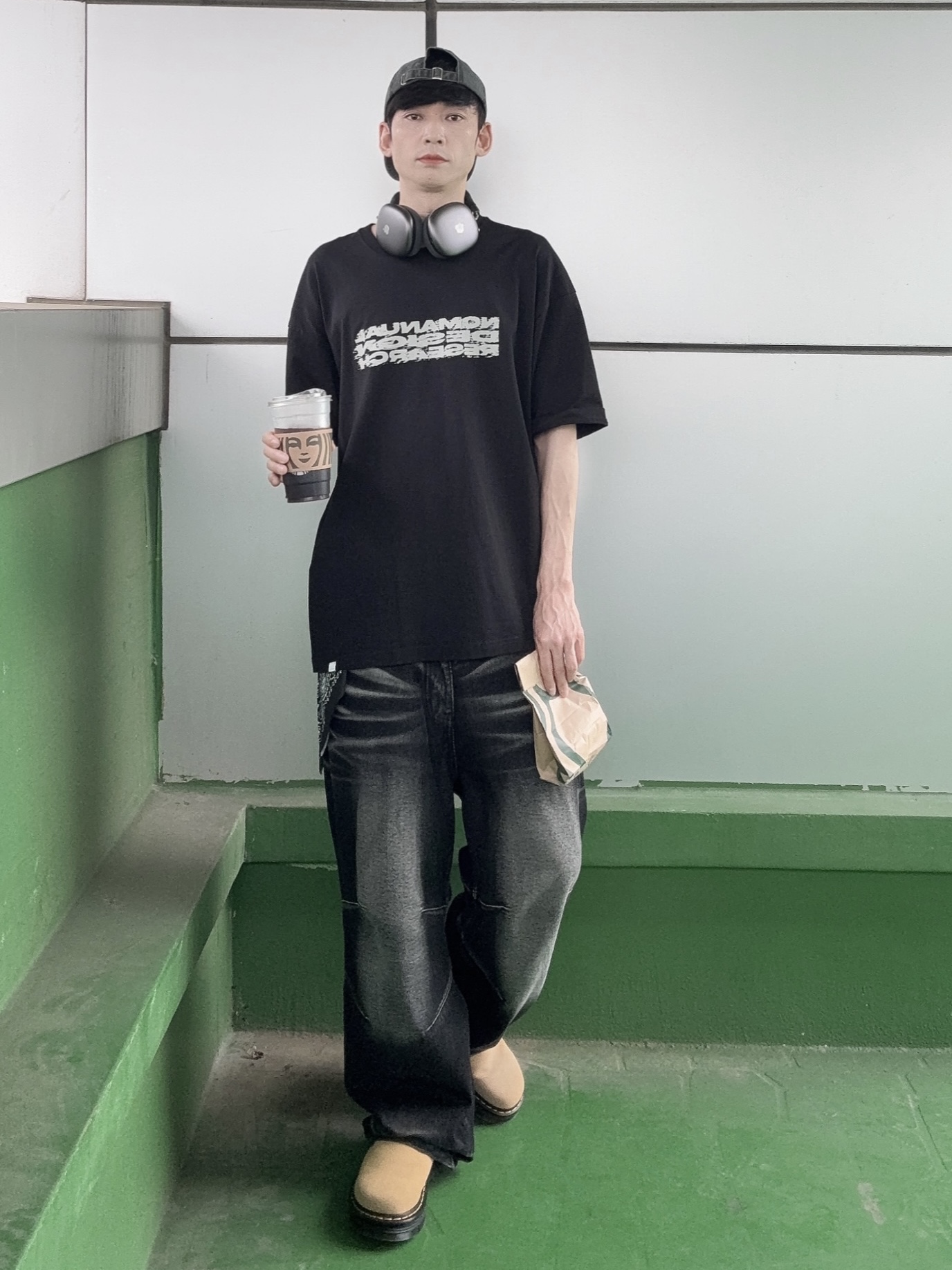 Dr. Martens Zebzag Suede Slingback Platform Mule Savannah Tan, BLR Embossed Wave Washing Wide Denim Pants Black 착용 스타일 - 2