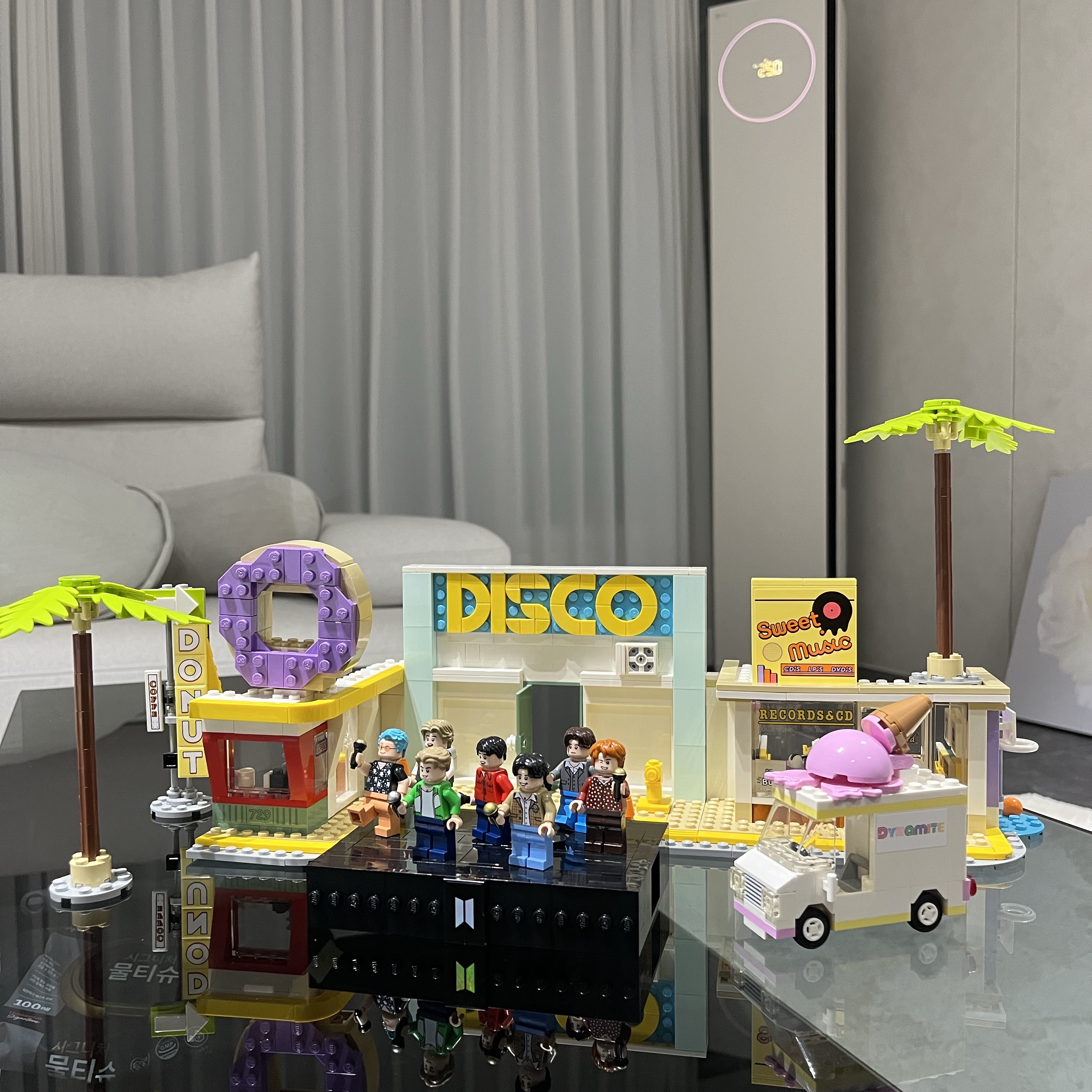Lego BTS Dynamite 착용 스타일