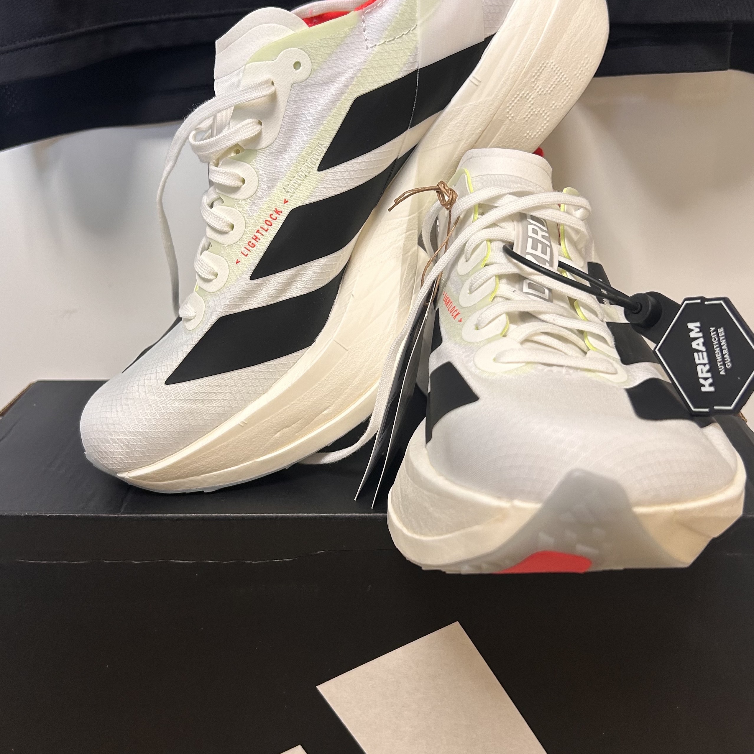 Adidas Adizero Adios Pro 4 Cloud White Core Black 착용 스타일