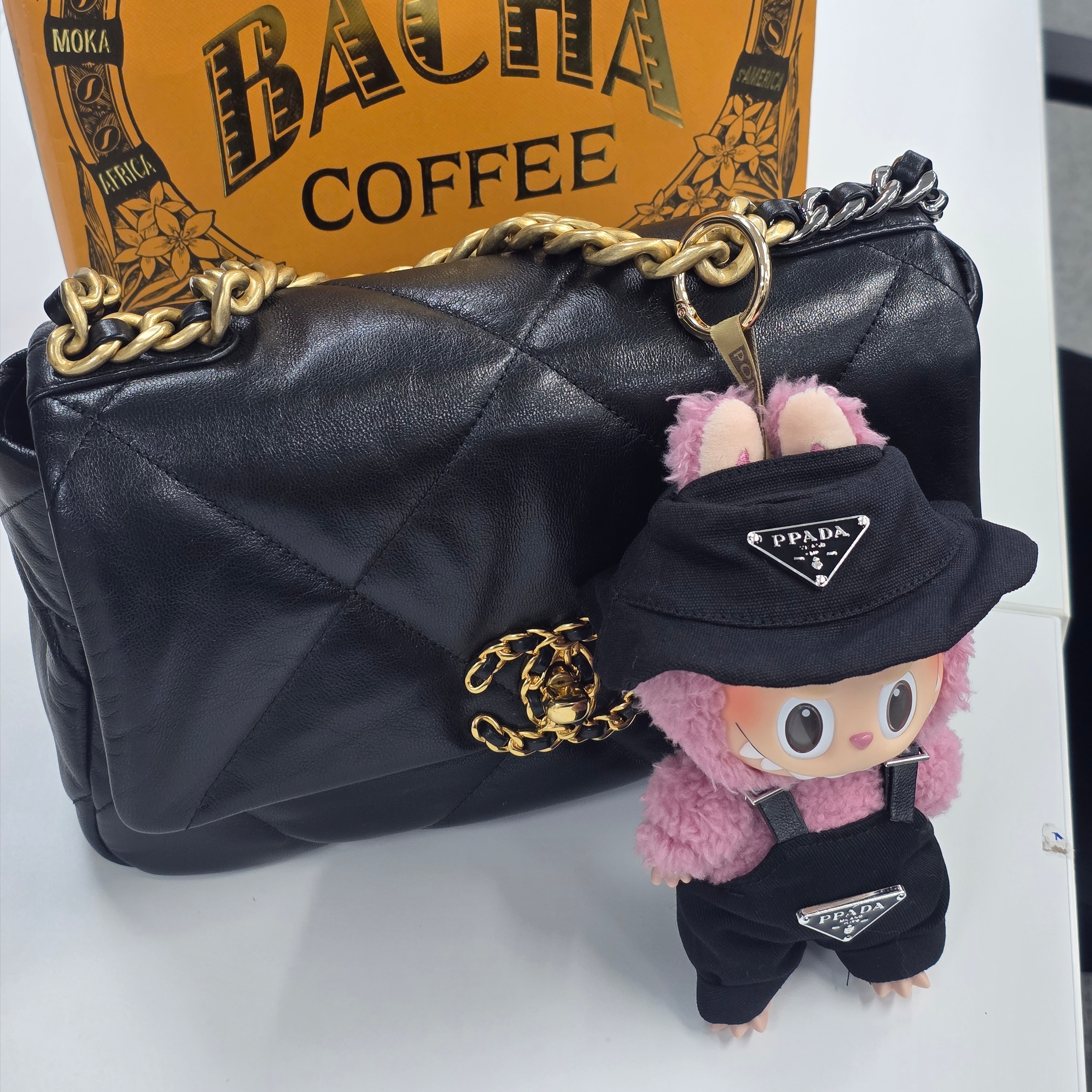 Pop Mart Labubu The Monsters Labubu Tasty Macarons Series Lyche Berry Keyring, Chanel Medium 19 Handbag Lambskin & Gold Black 착용 스타일 - 1