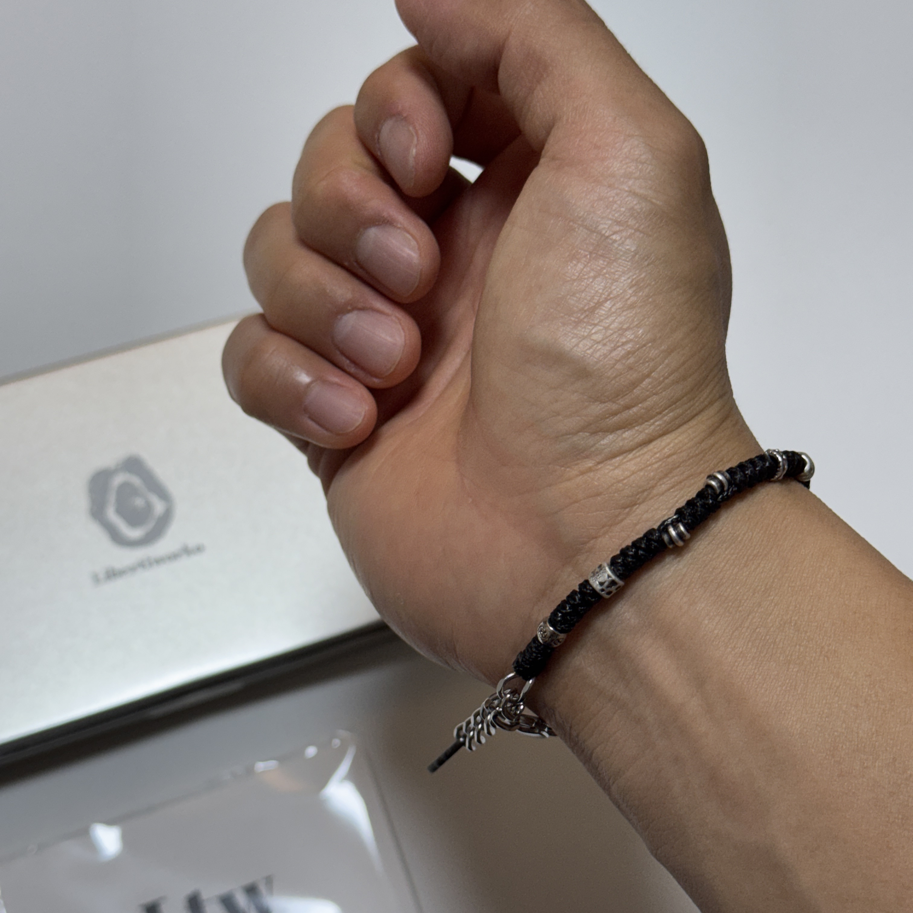 Libertiworko Tiny Knot Bracelet 착용 스타일 - 2