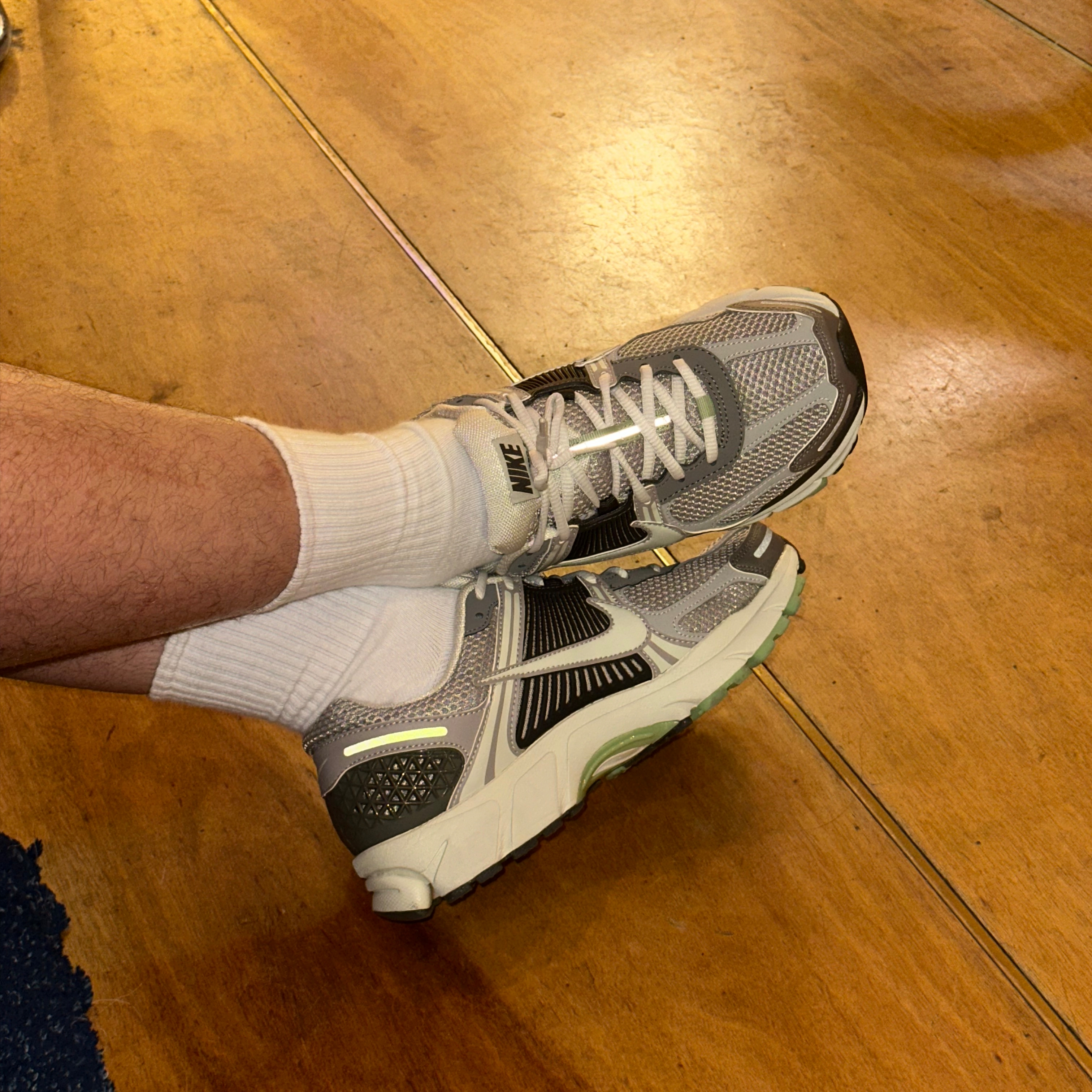 (W) Nike Zoom Vomero 5 Cobblestone and Flat Pewter 착용 스타일