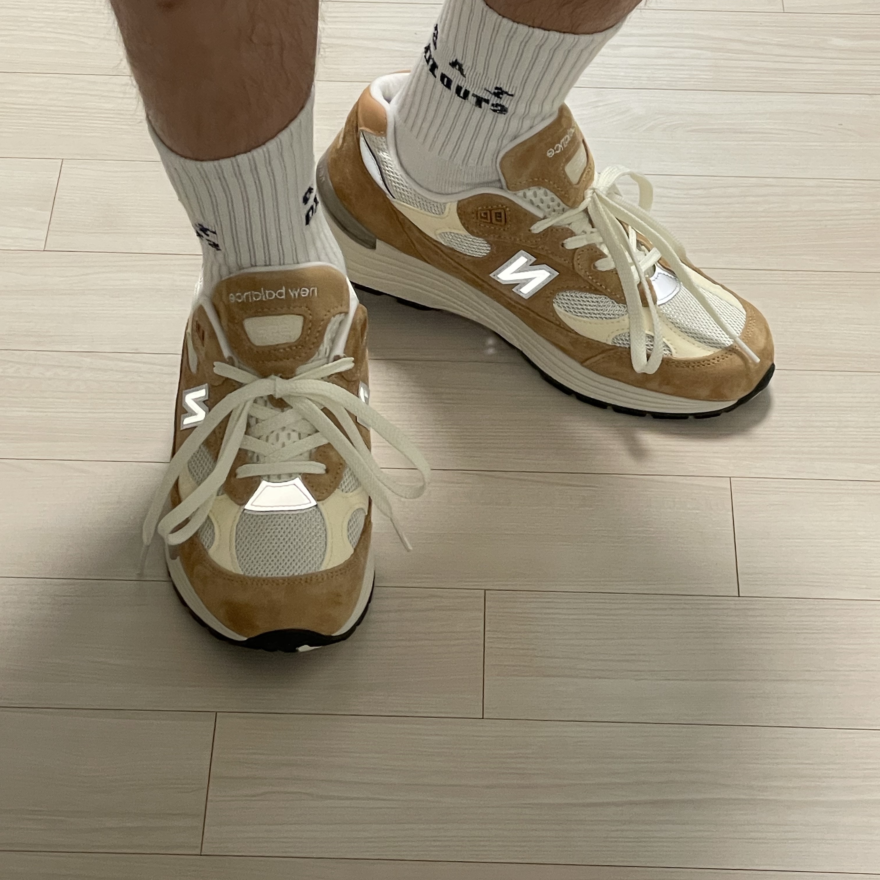 New Balance 992 Made in USA Sweet Caramel Calcium 착용 스타일 - 2
