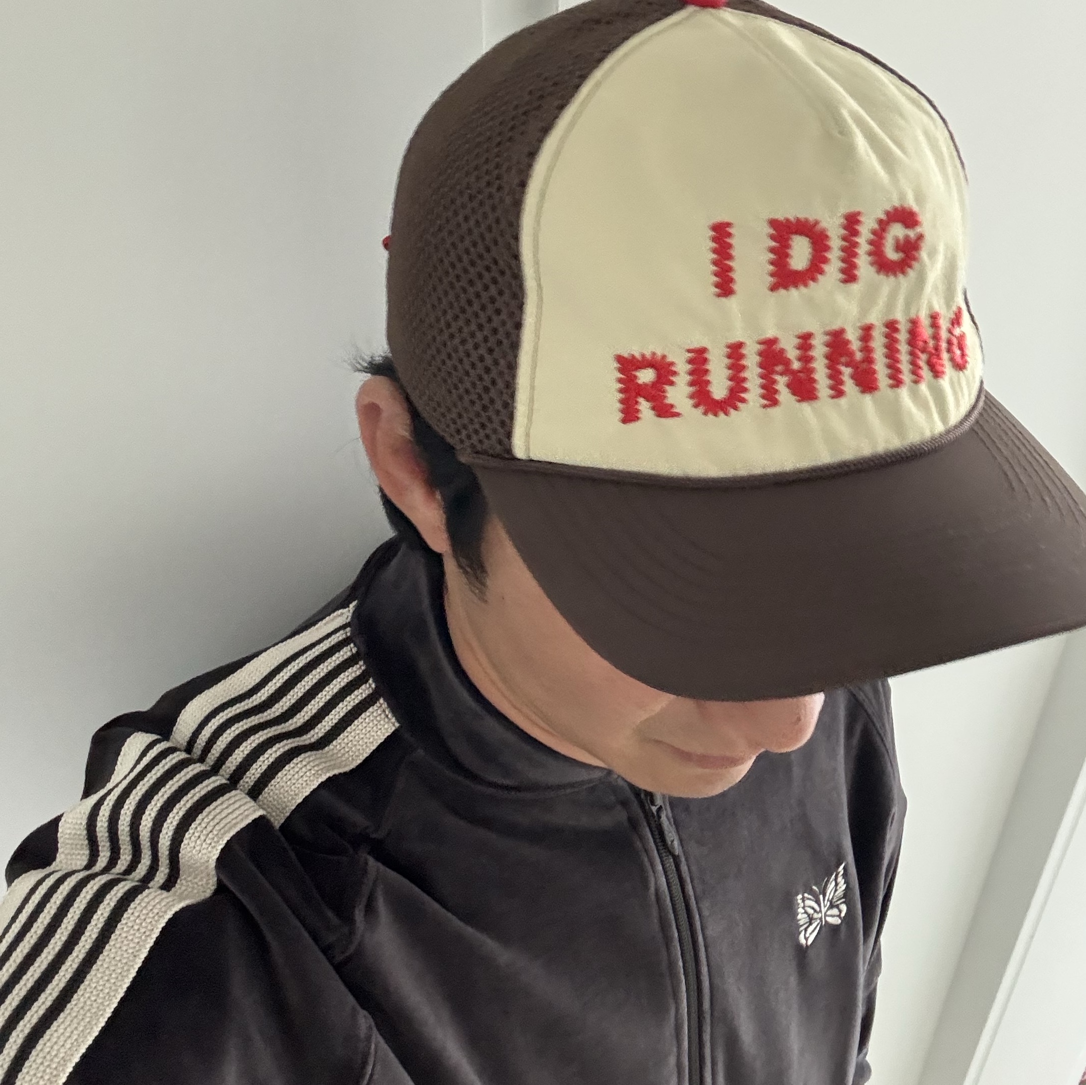 Alex Zono I Dig Running Trucker Hat OG Brown, Needles Rib Collar Track Jacket C/PE Velour Charcoal 착용 스타일
