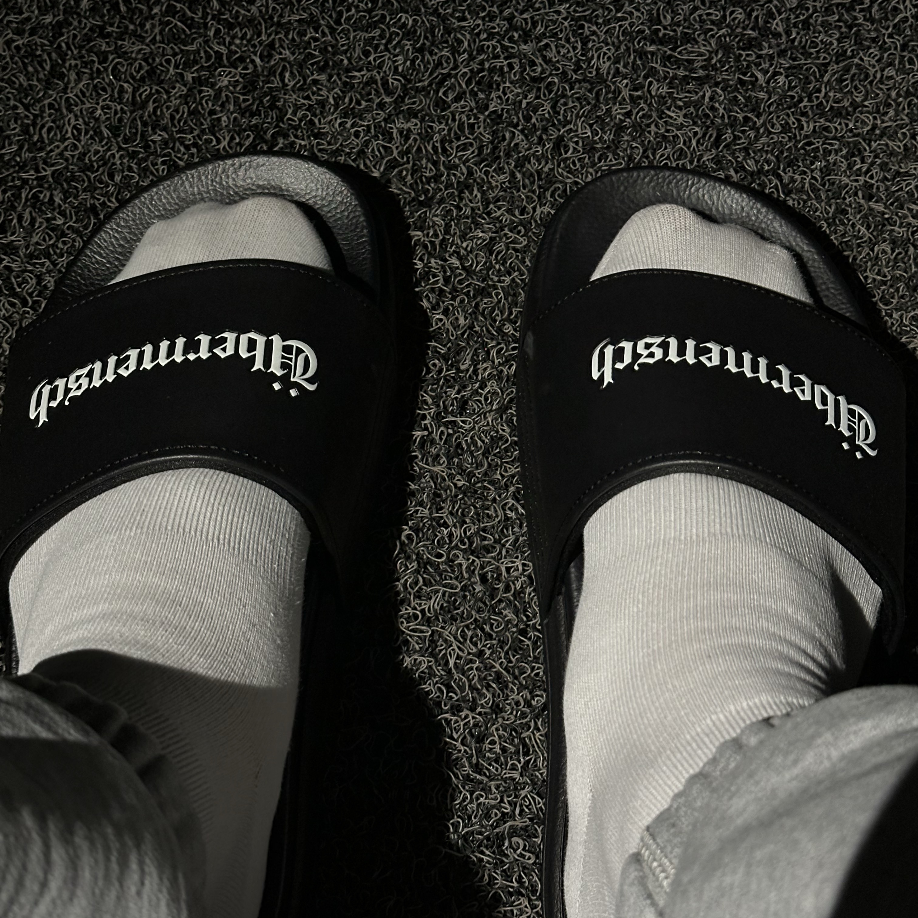 G-DRAGON Ubermensch Slippers Black 착용 스타일