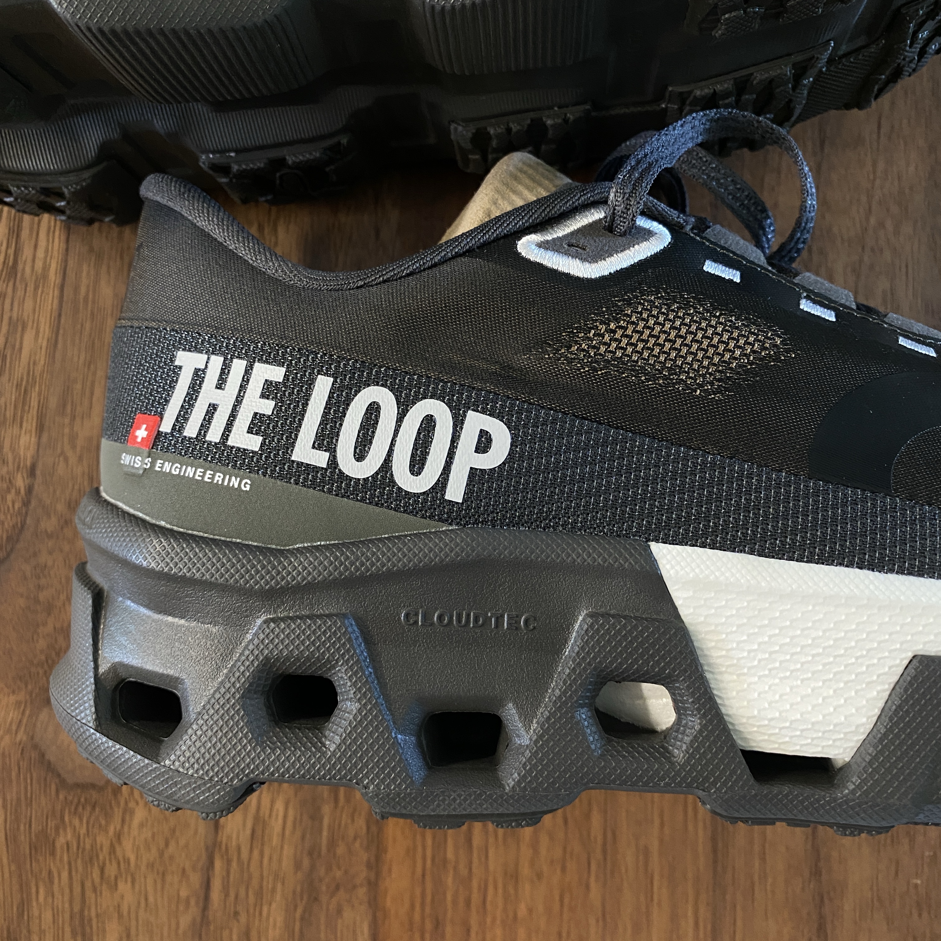 On Running x Pleasures x The Loop Cloudmonster Hyper Espresso 착용 스타일 - 3