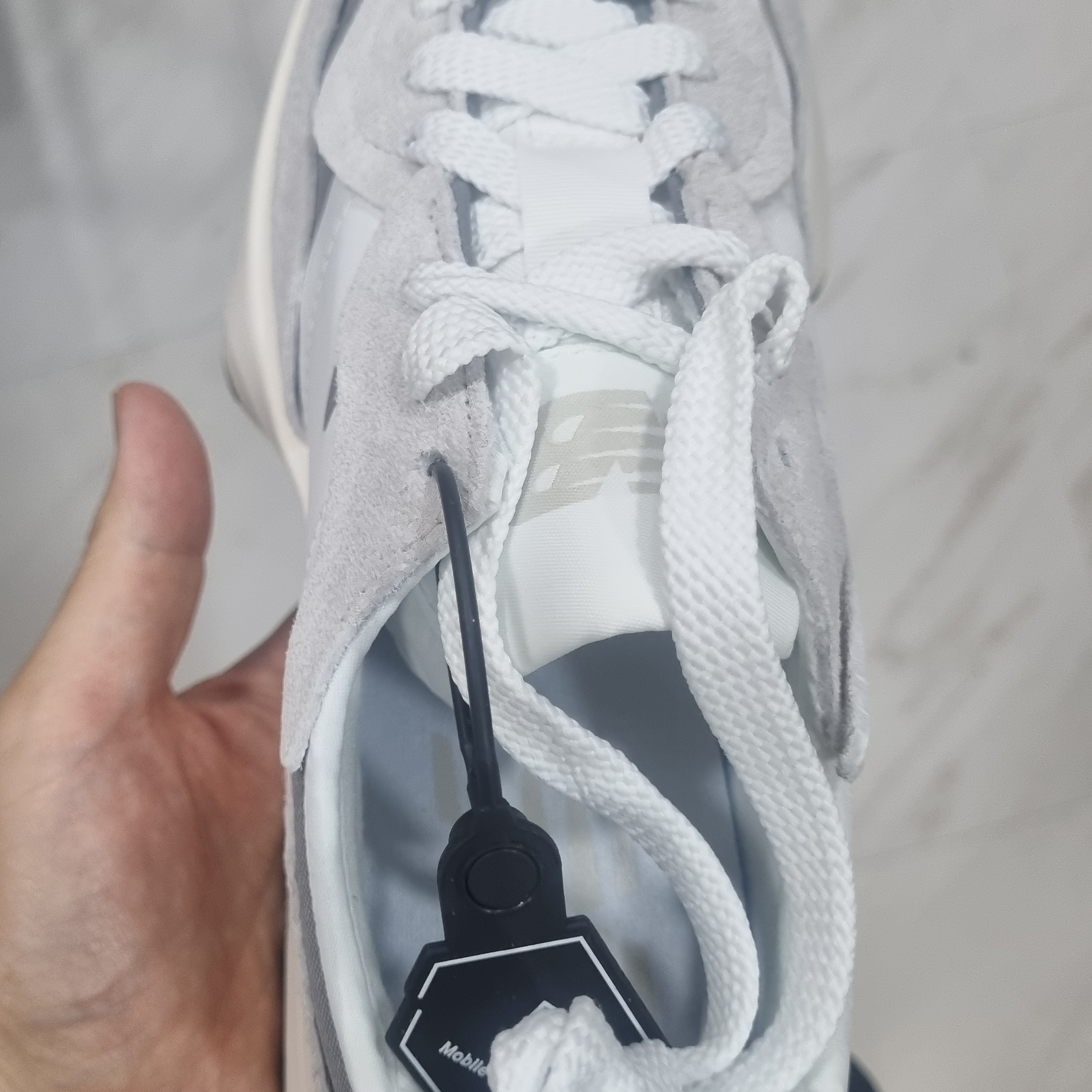 New Balance 327 Grey White 착용 스타일