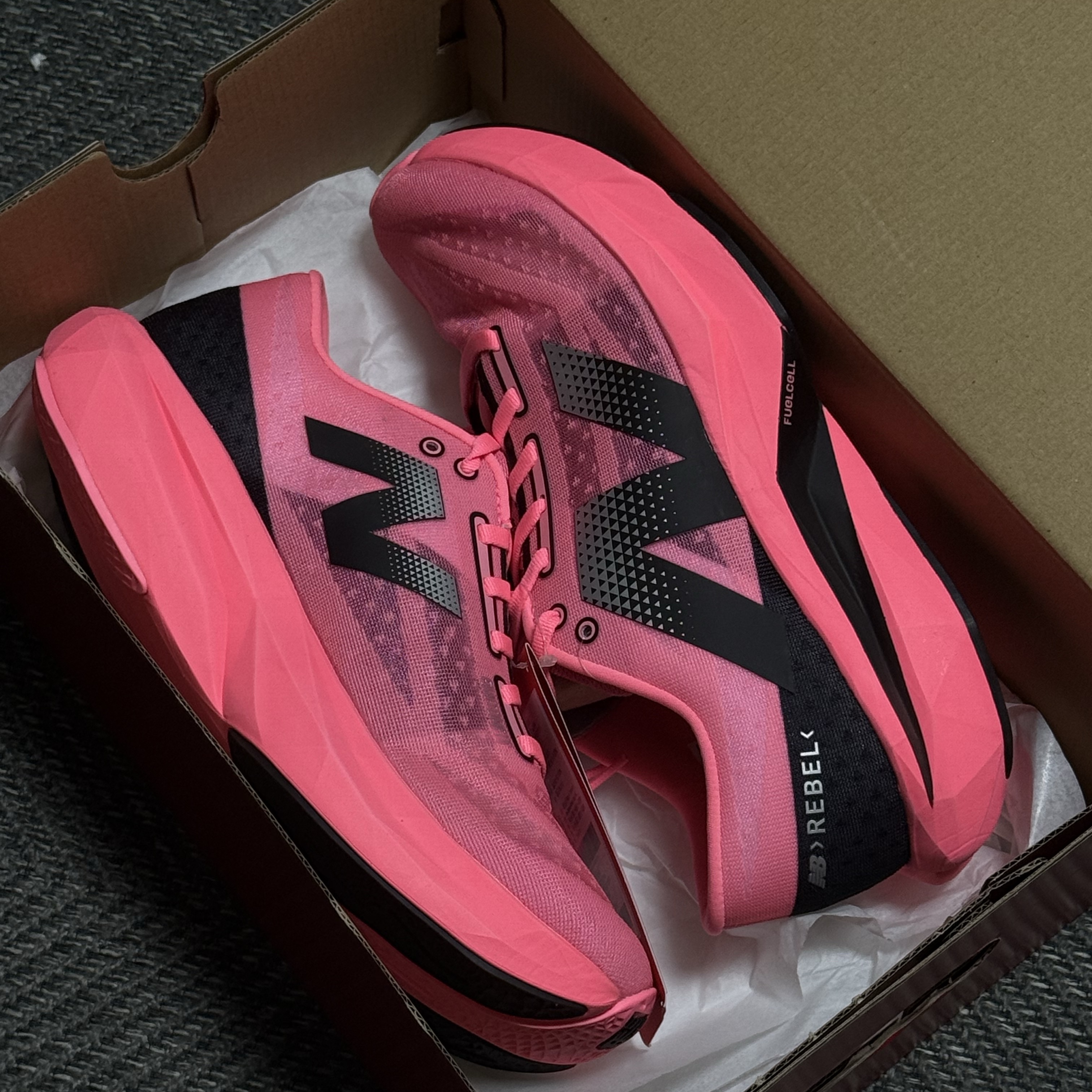 New Balance Fuelcell Rebel v4 Ultra Pink Black - 2E Wide 착용 스타일 - 1
