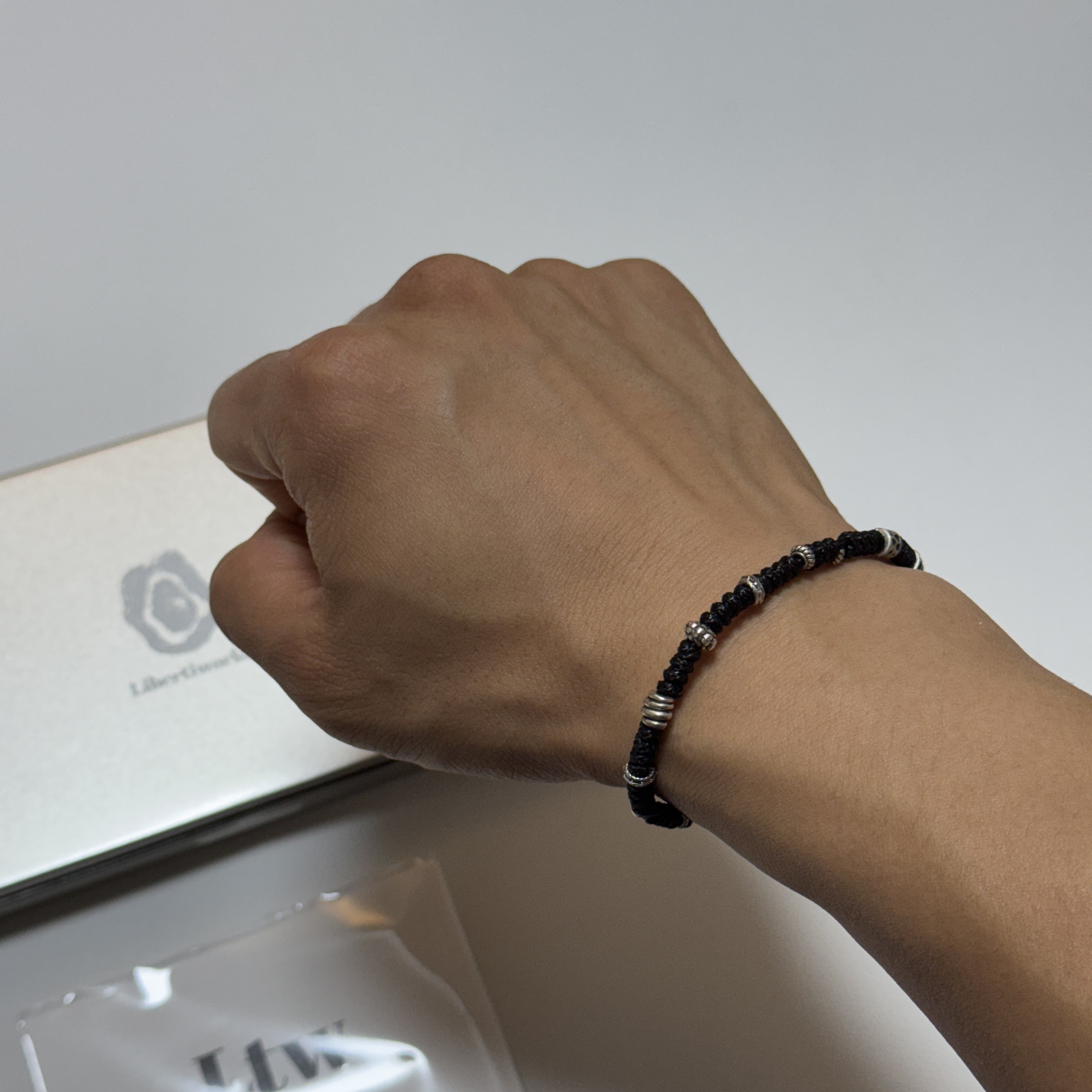 Libertiworko Tiny Knot Bracelet 착용 스타일 - 1