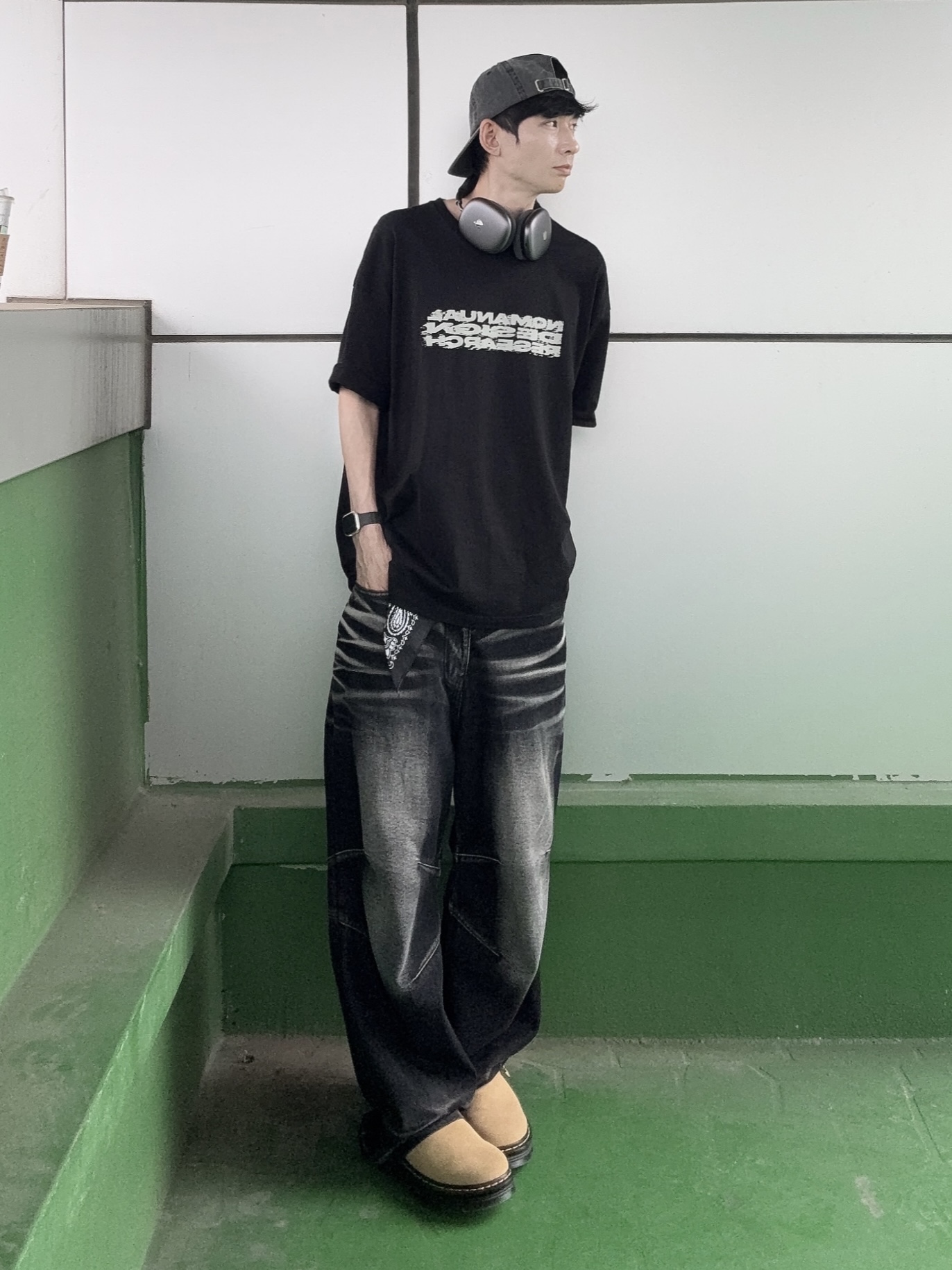 Dr. Martens Zebzag Suede Slingback Platform Mule Savannah Tan, BLR Embossed Wave Washing Wide Denim Pants Black 착용 스타일 - 5