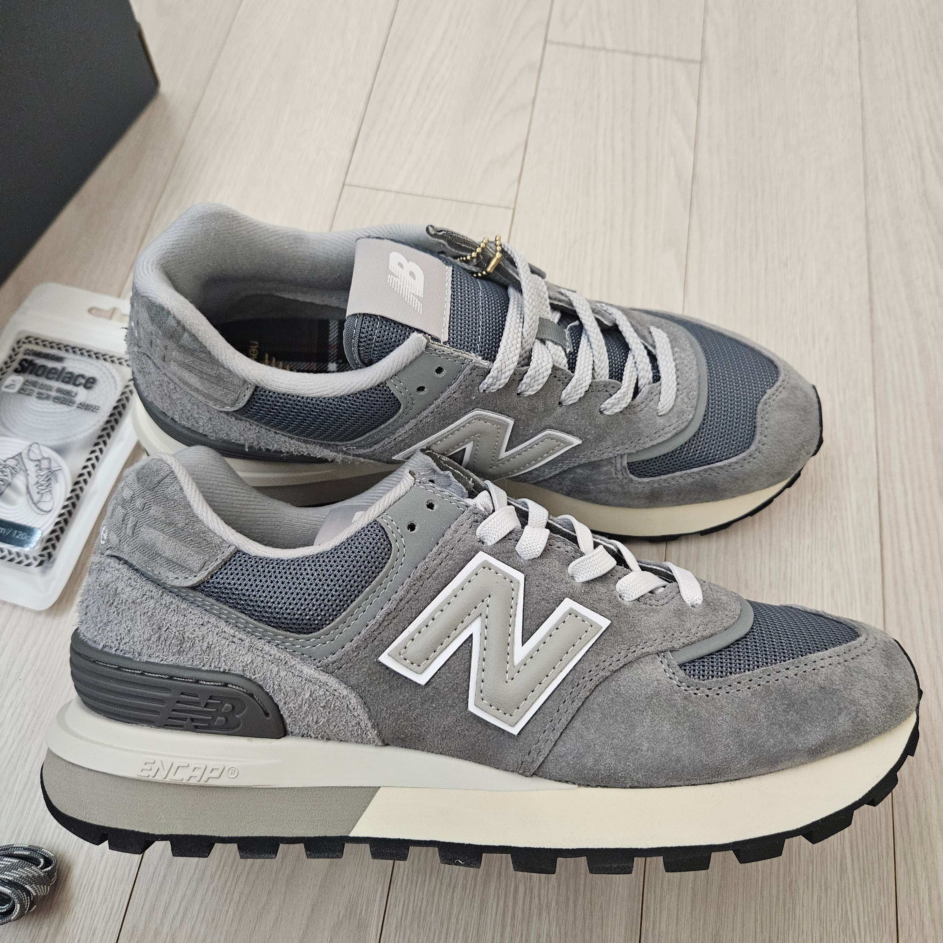 New Balance 574 Legacy Grey - D Standard, New Balance 990 Made in USA Grey 착용 스타일 - 1