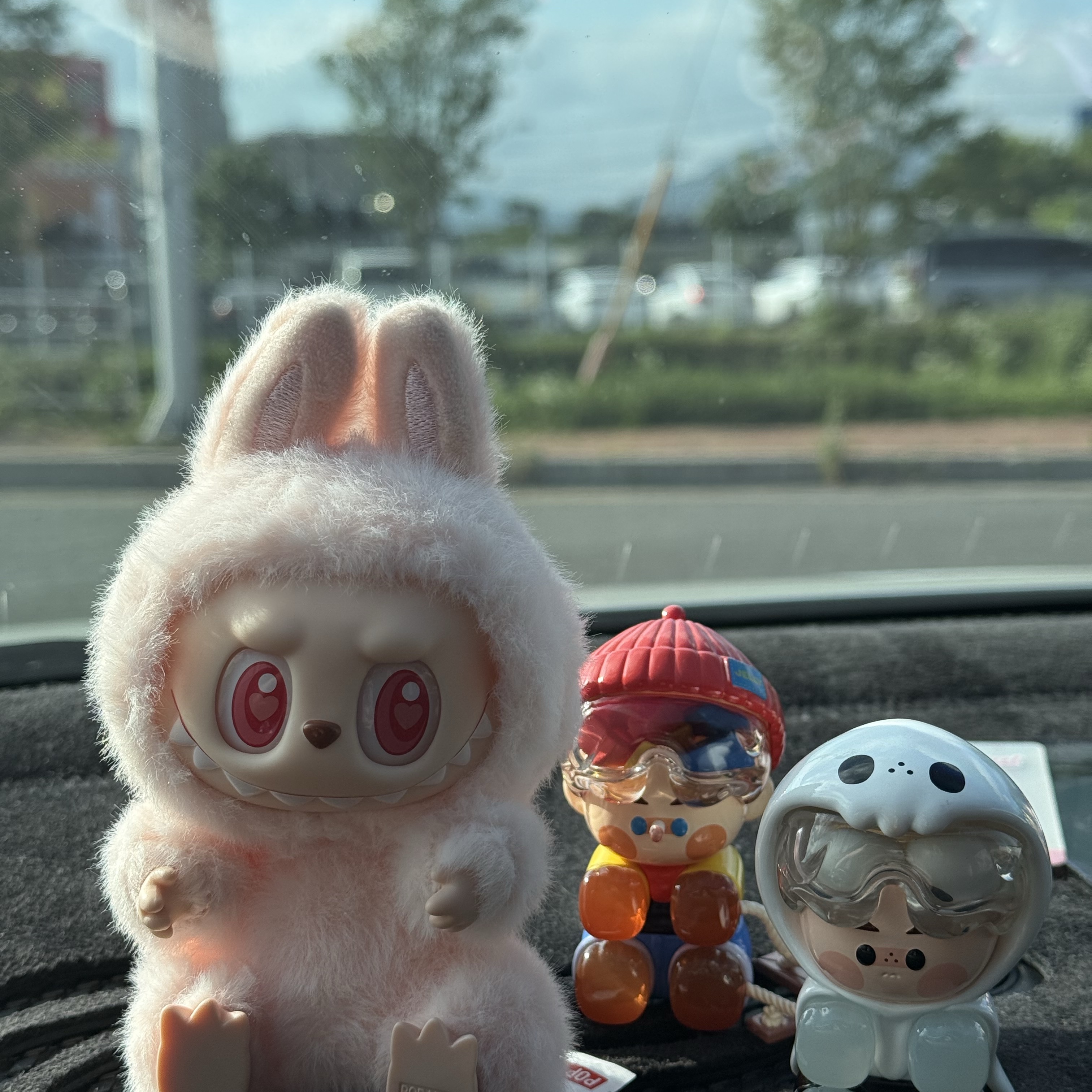 Pop Mart Labubu Let's Play Together Doll Series Dada Keyring (Opened Case), Pop Mart Pino Jelly How Are You Feeling Today Series Sealed Case (12 Blind Boxes) 착용 스타일