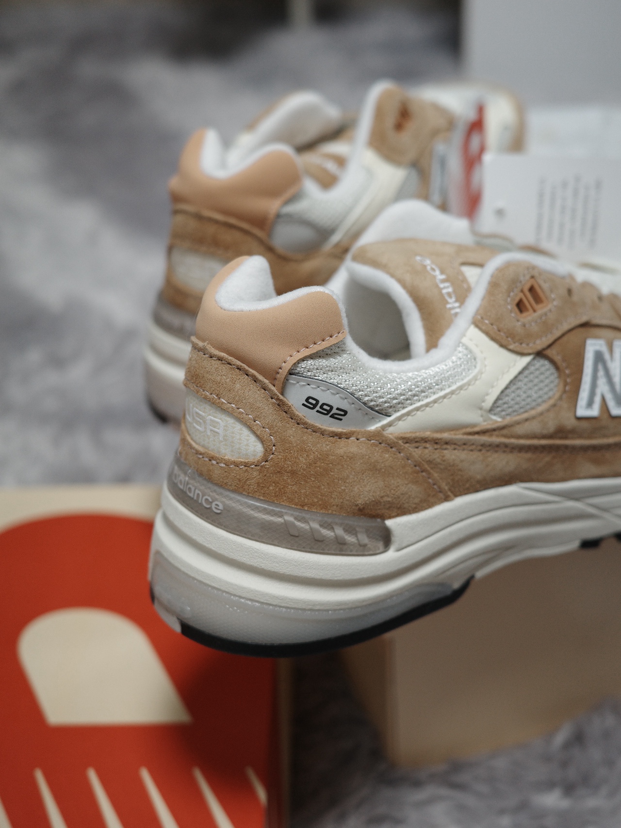 New Balance 992 Made in USA Sweet Caramel Calcium 착용 스타일 - 1