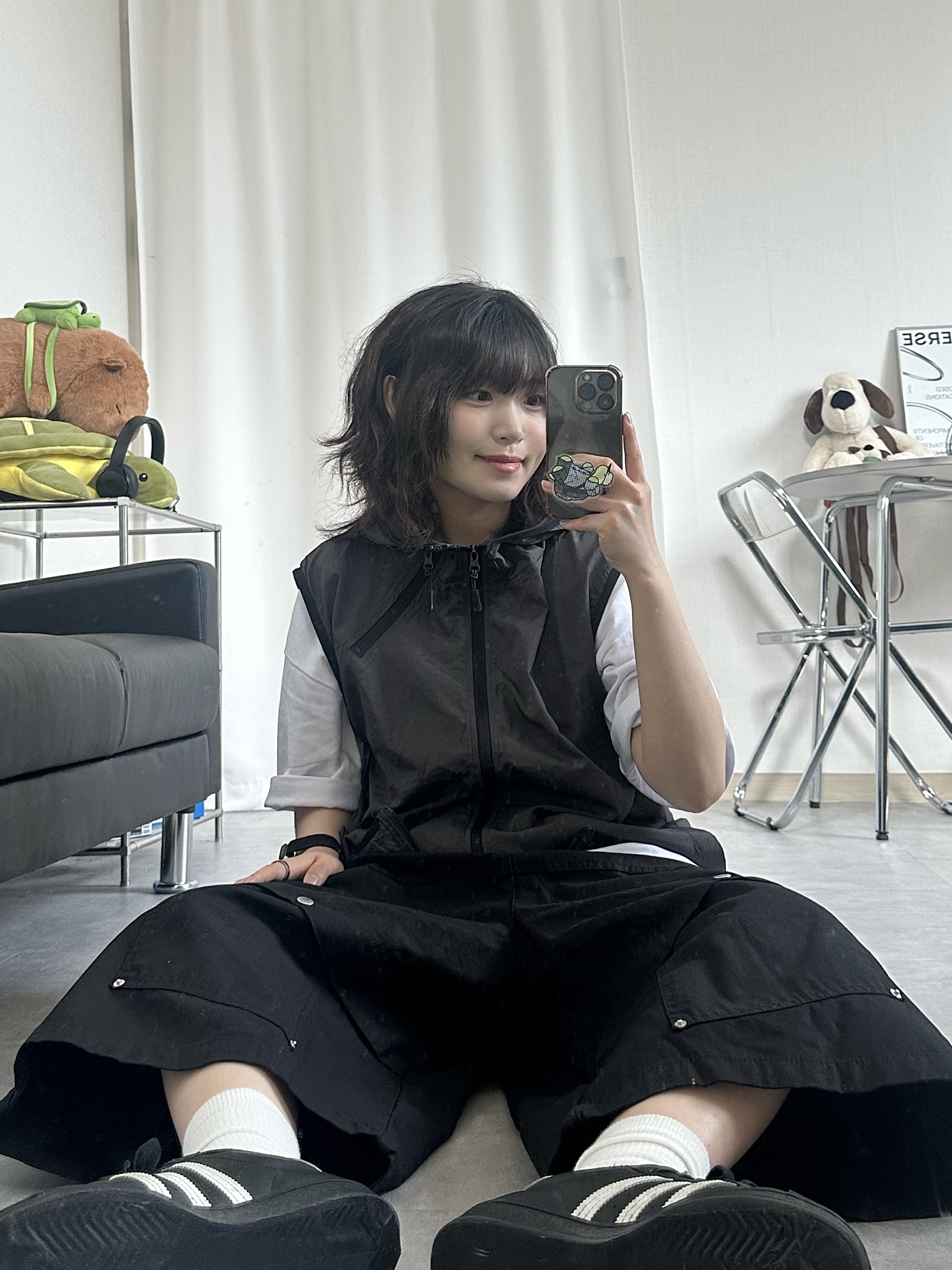 Adidas Superstar Core Black White 착용 스타일 - 1