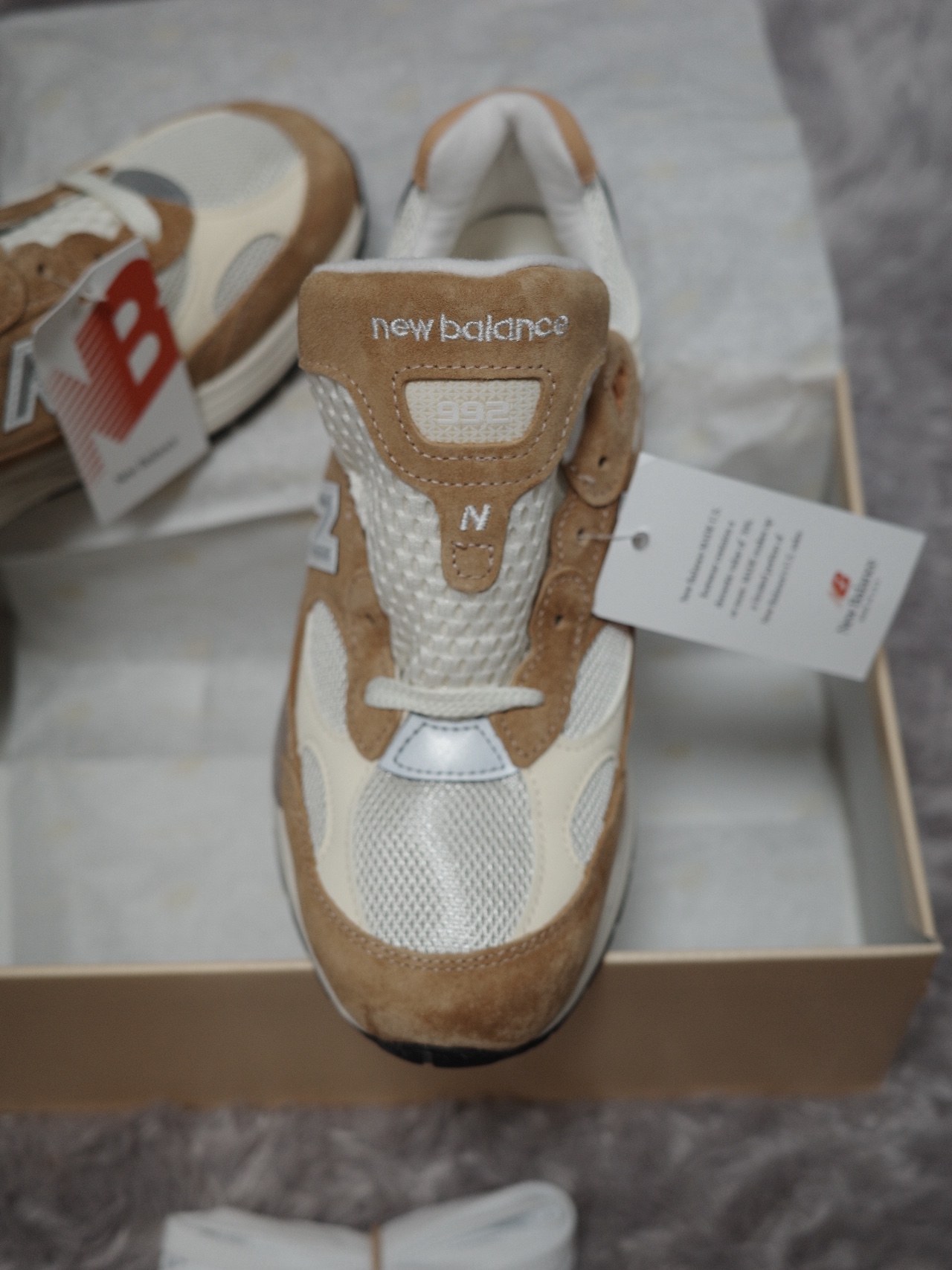 New Balance 992 Made in USA Sweet Caramel Calcium 착용 스타일 - 3