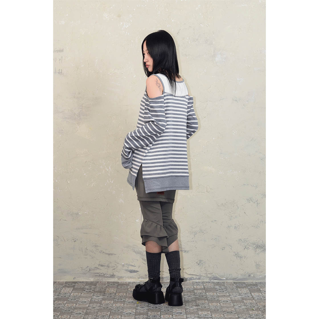 스틸레써디 오버로크 오프숄더 티셔츠 스트라이프 그레이(Still Lethardy Overlocked Off-Shoulder T-Shirt St.Grey) - 5