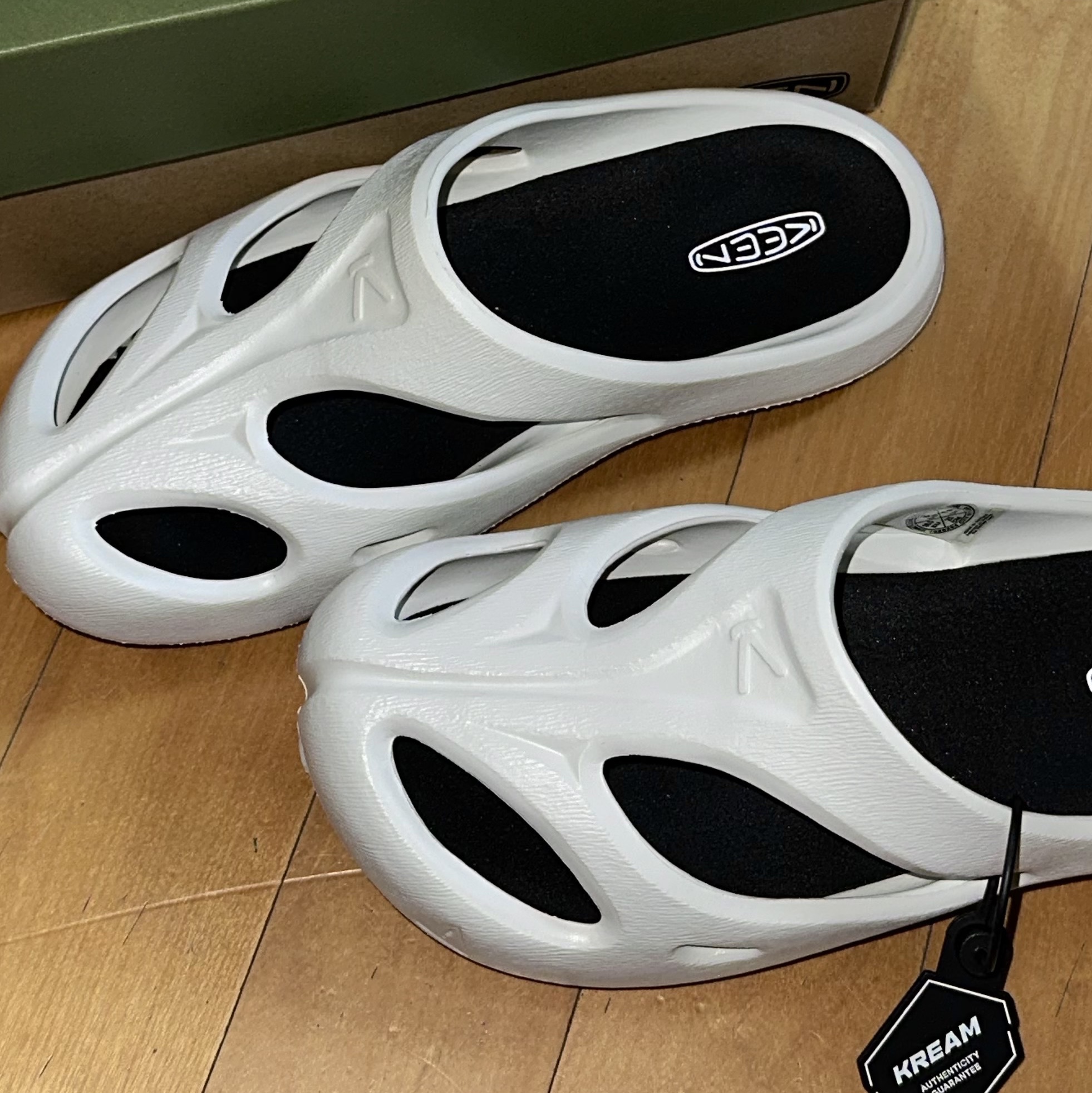 (W) Keen Shanti White Black 착용 스타일
