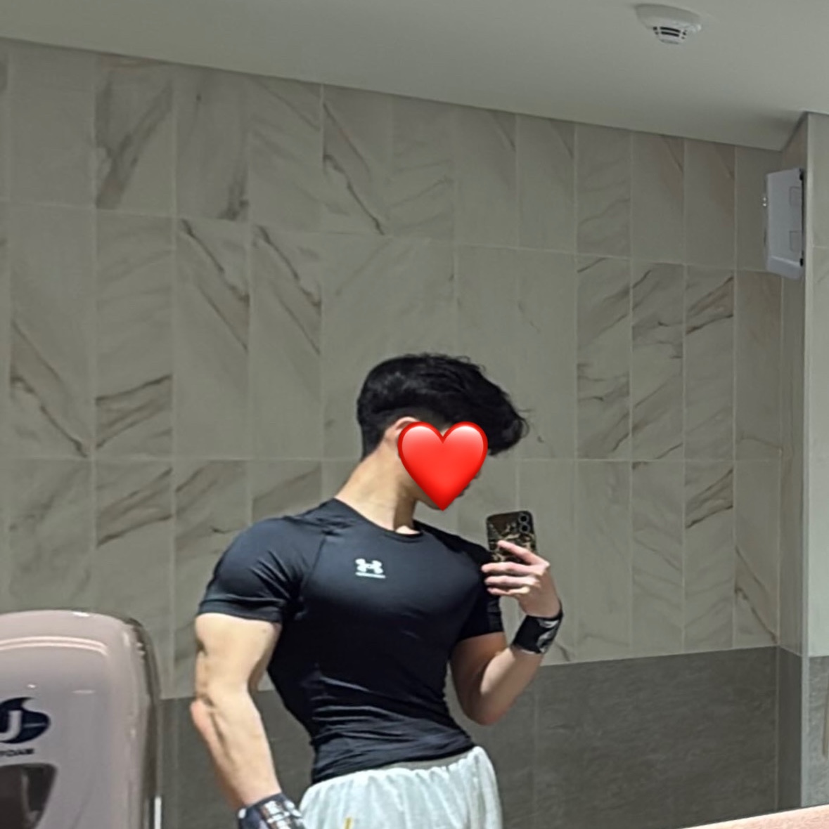 Under Armour HeatGear Short Sleeve Black White 착용 스타일