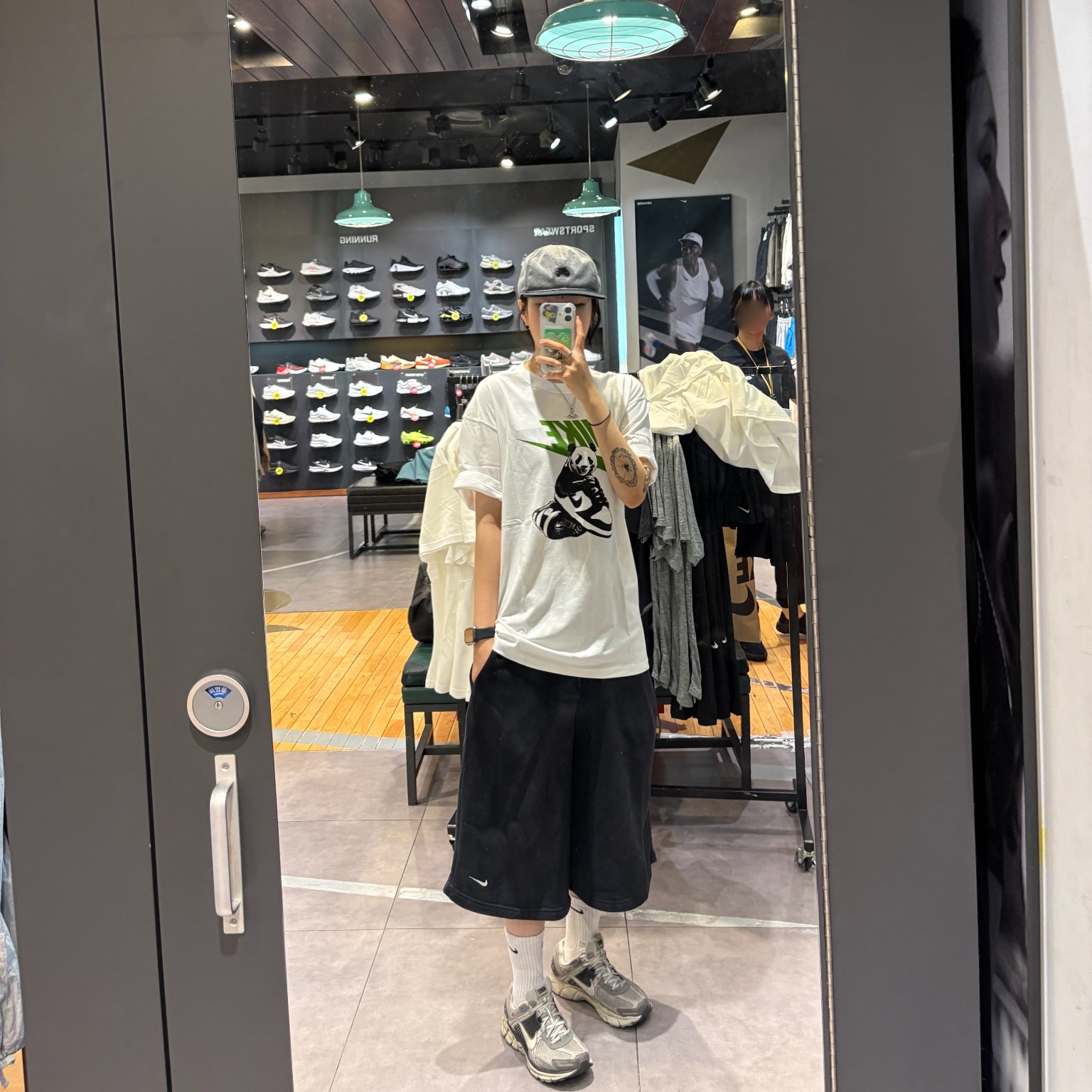 (W) Nike Zoom Vomero 5 Cobblestone and Flat Pewter, Nike Everyday Lightweight Training Crew Socks White (3 Pack/Korean Ver.) 착용 스타일 - 1