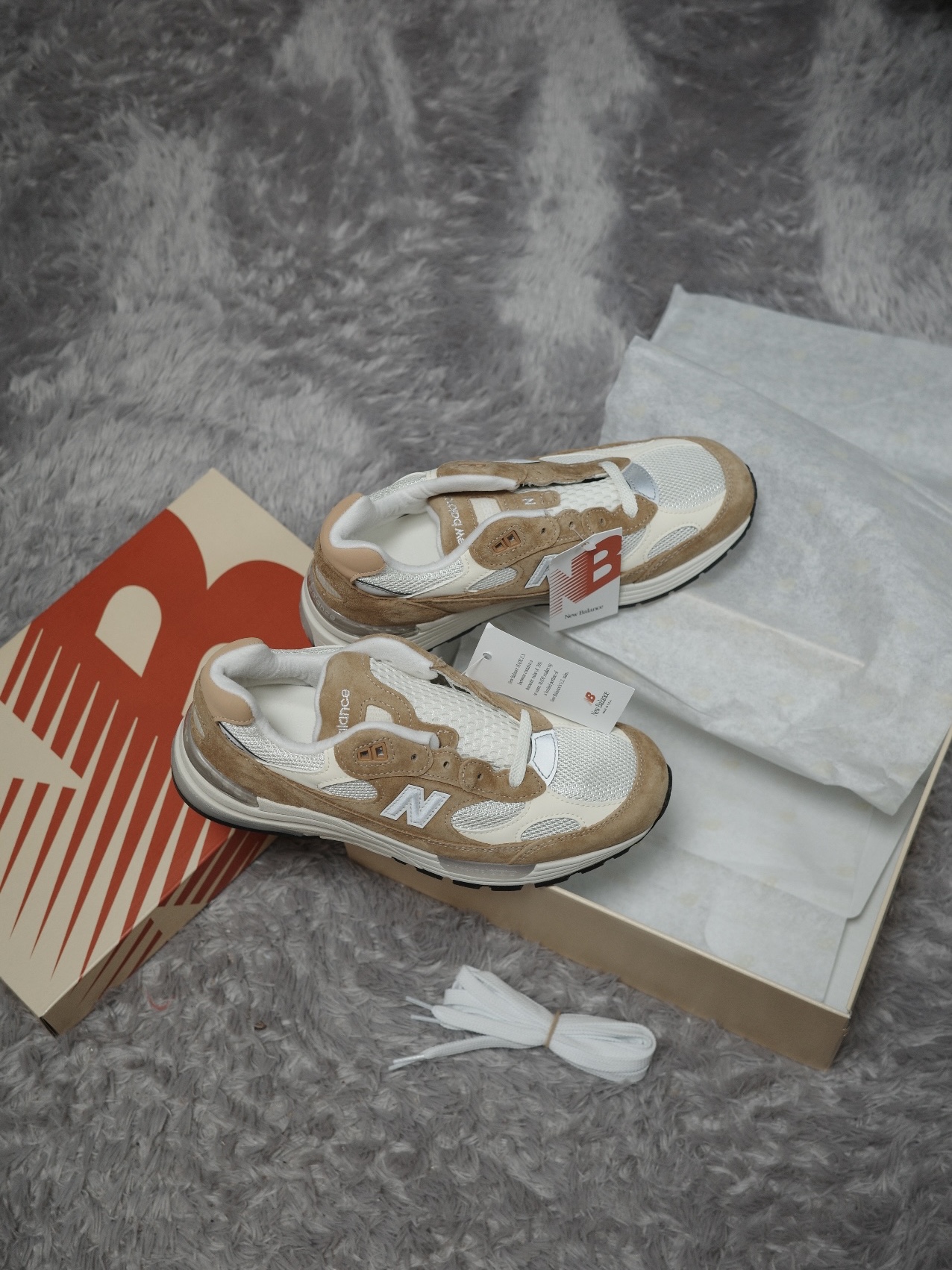 New Balance 992 Made in USA Sweet Caramel Calcium 착용 스타일 - 1