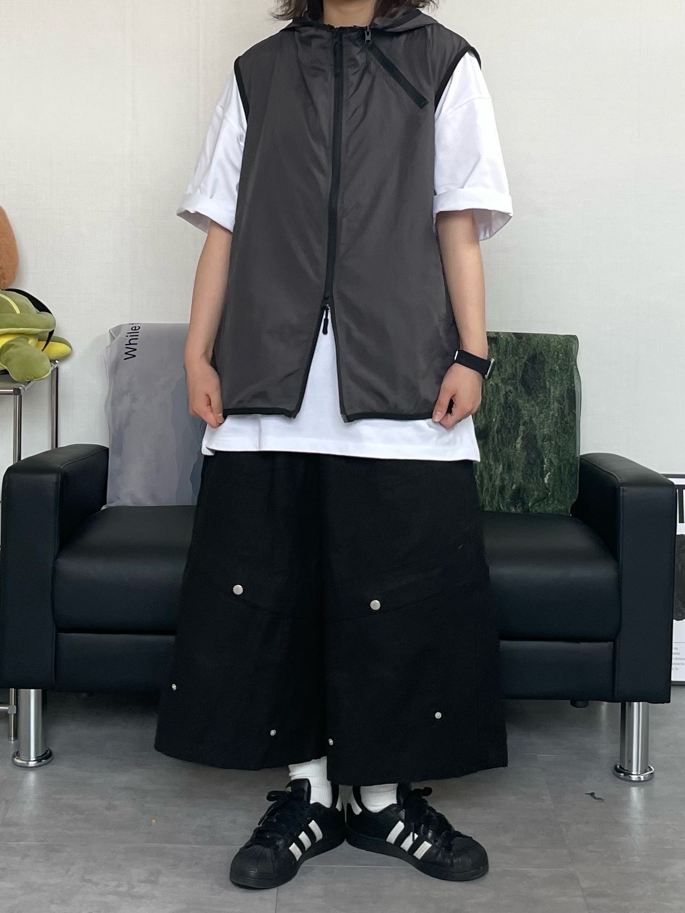 Adidas Superstar Core Black White 착용 스타일 - 3