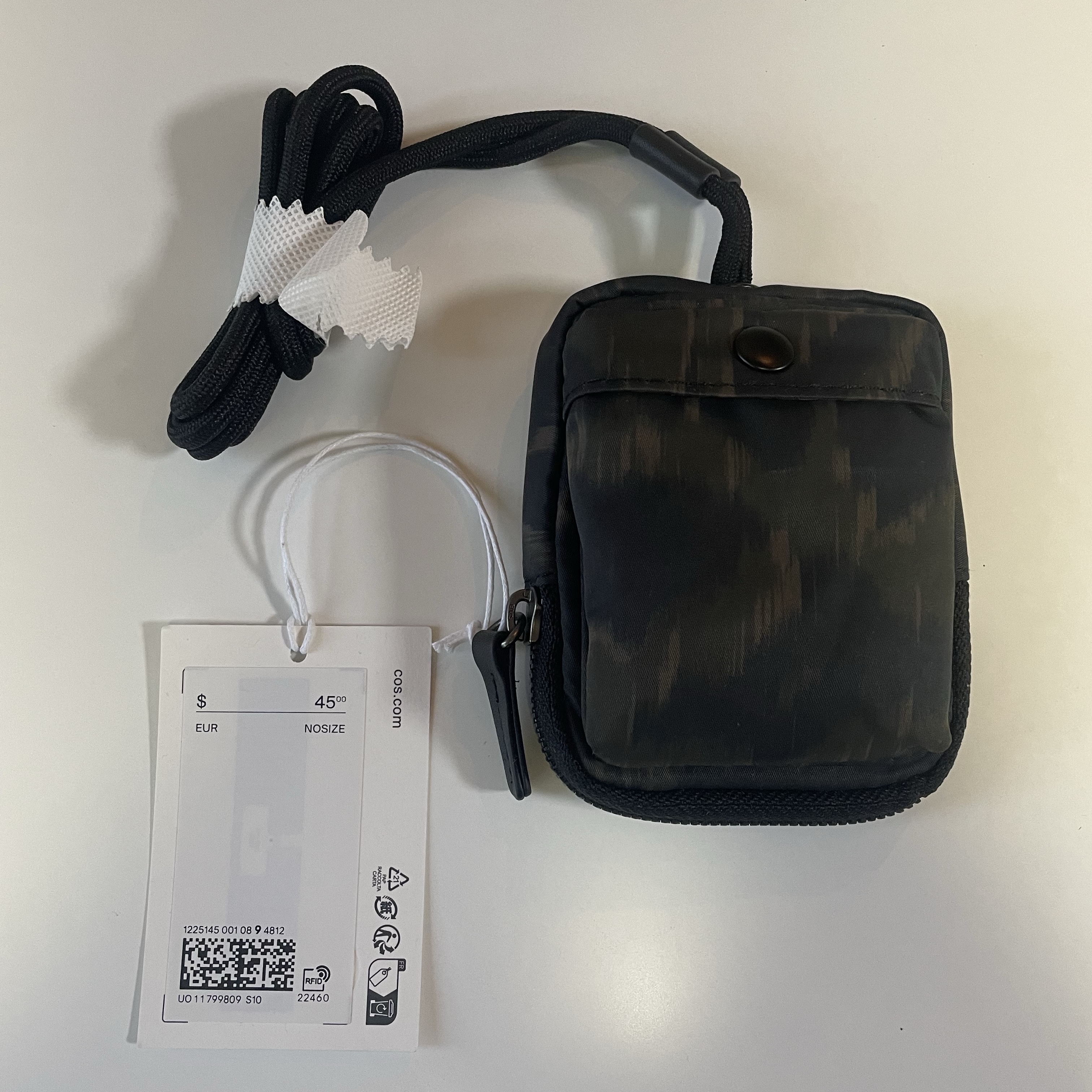 COS Animal-Print Mini Crossbody Pouch Nylon Grey 착용 스타일 - 2
