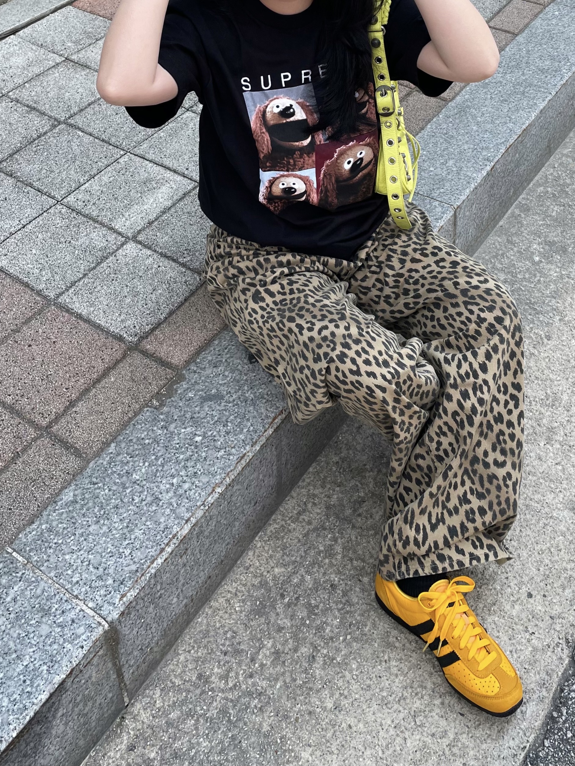 Supreme Rowlf T-Shirt Black - 24SS, (W) Adidas Originals Japan Crew Yellow Core Black 착용 스타일 - 2