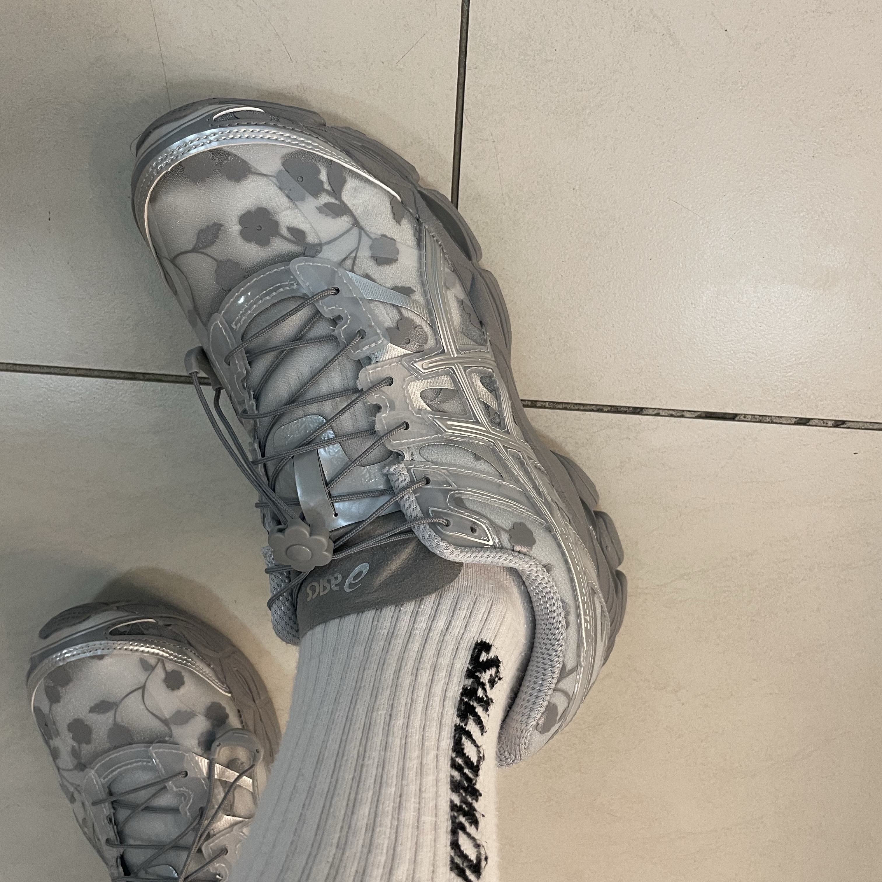 Asics x Cecilie Bahnsen Gel-Cumulus 16 Gray 착용 스타일