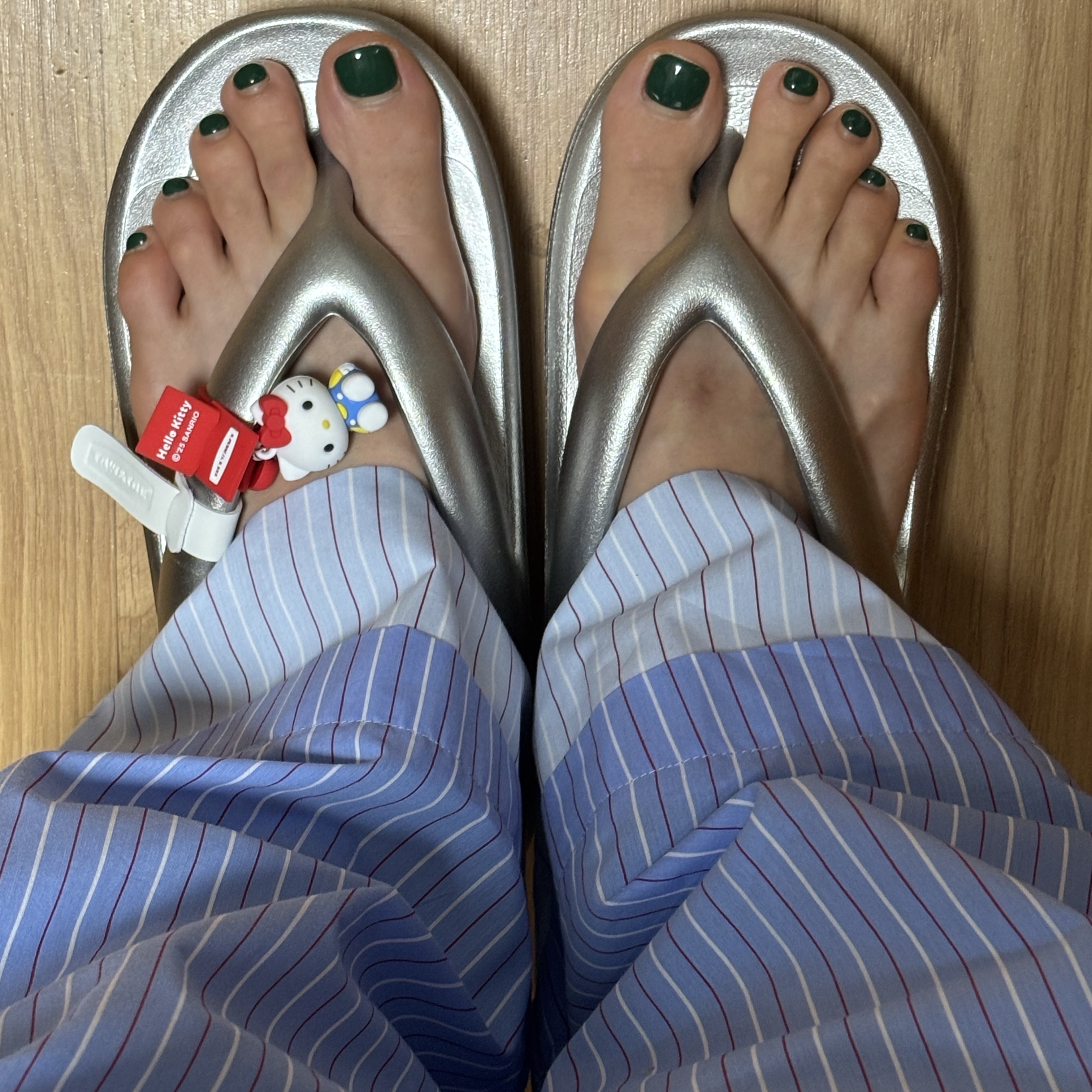 (W) Taw&Toe x Sanrio Flip Flop Zerovity Plumpy Hello Kitty Charm Tag Set Silver 착용 스타일